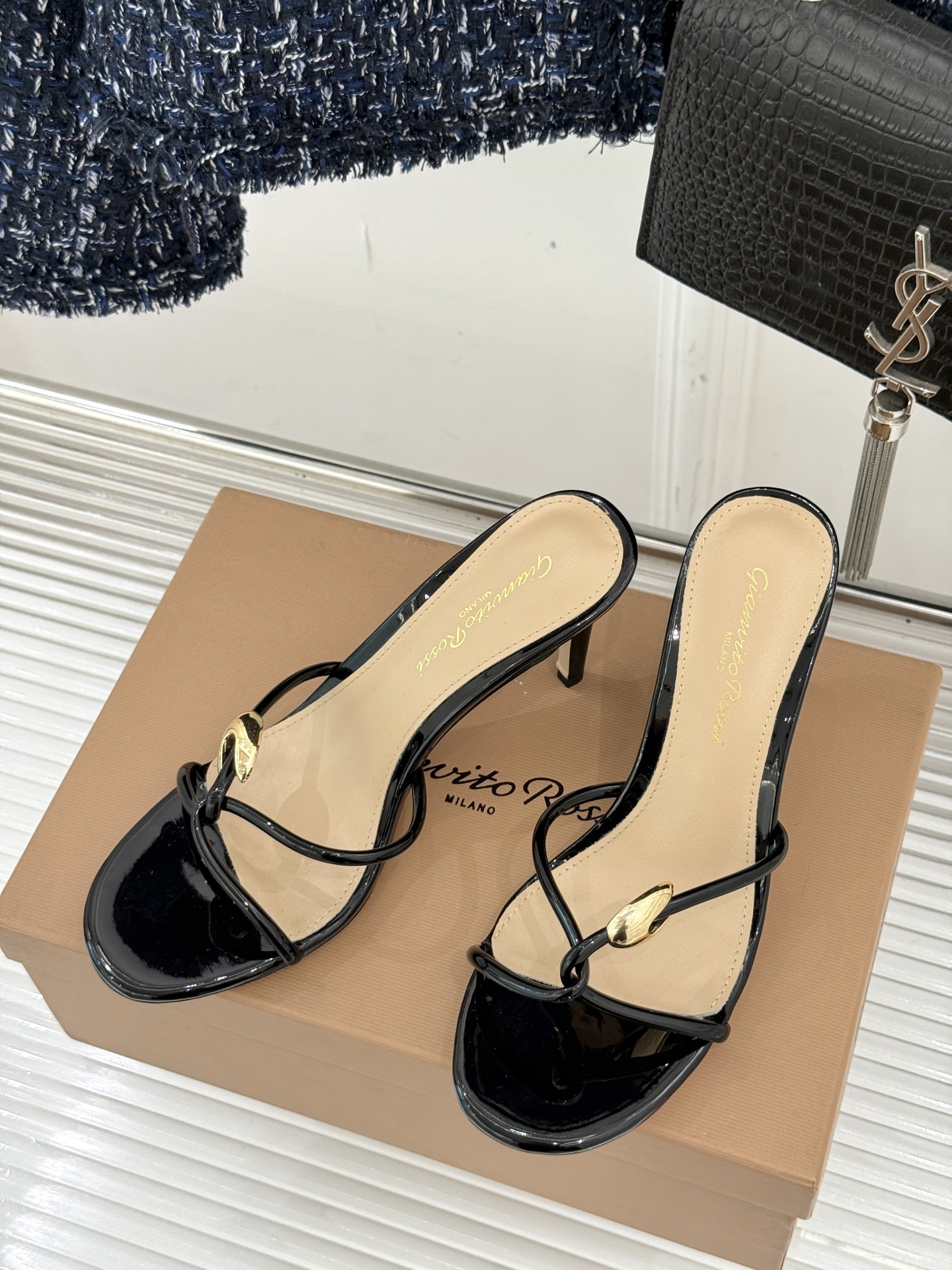 GianvitoRossi/吉安维托罗西经典
绝美系带高跟凉鞋拖鞋
本季细带高跟凉鞋也太美了吧
仙女必备