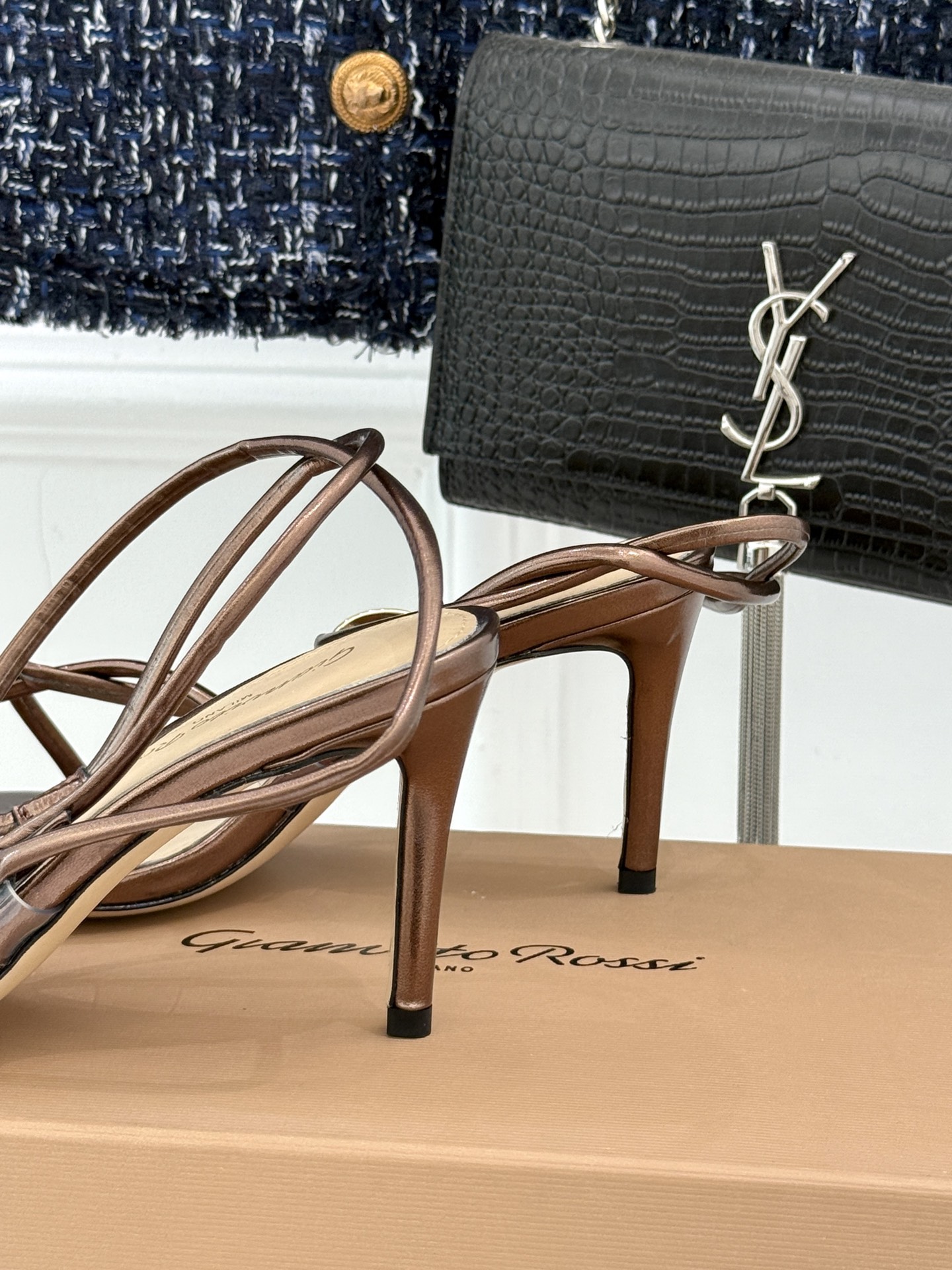 GianvitoRossi/吉安维托罗西经典
绝美系带高跟凉鞋拖鞋
本季细带高跟凉鞋也太美了吧
仙女必备