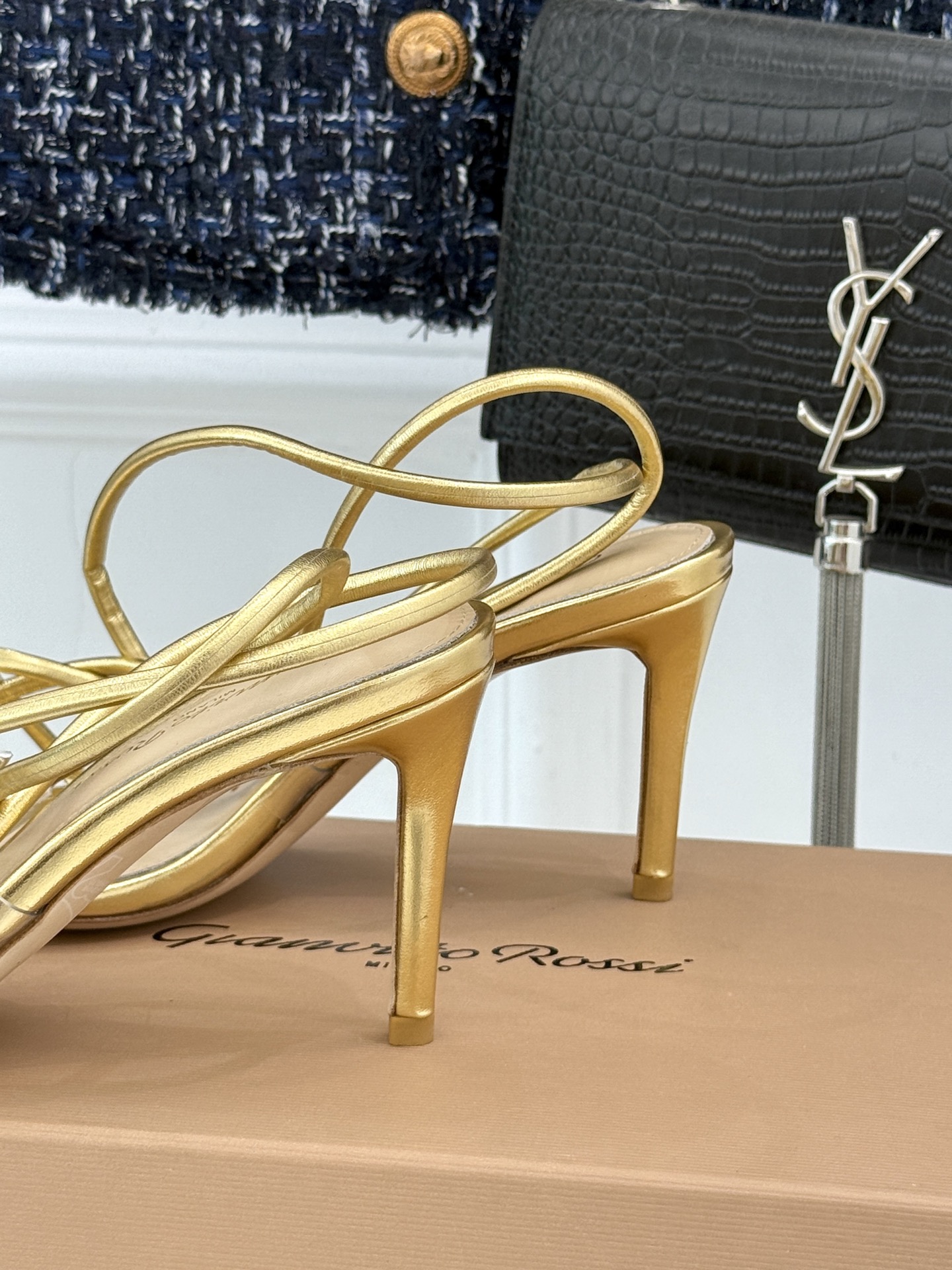 GianvitoRossi/吉安维托罗西经典
绝美系带高跟凉鞋拖鞋
本季细带高跟凉鞋也太美了吧
仙女必备