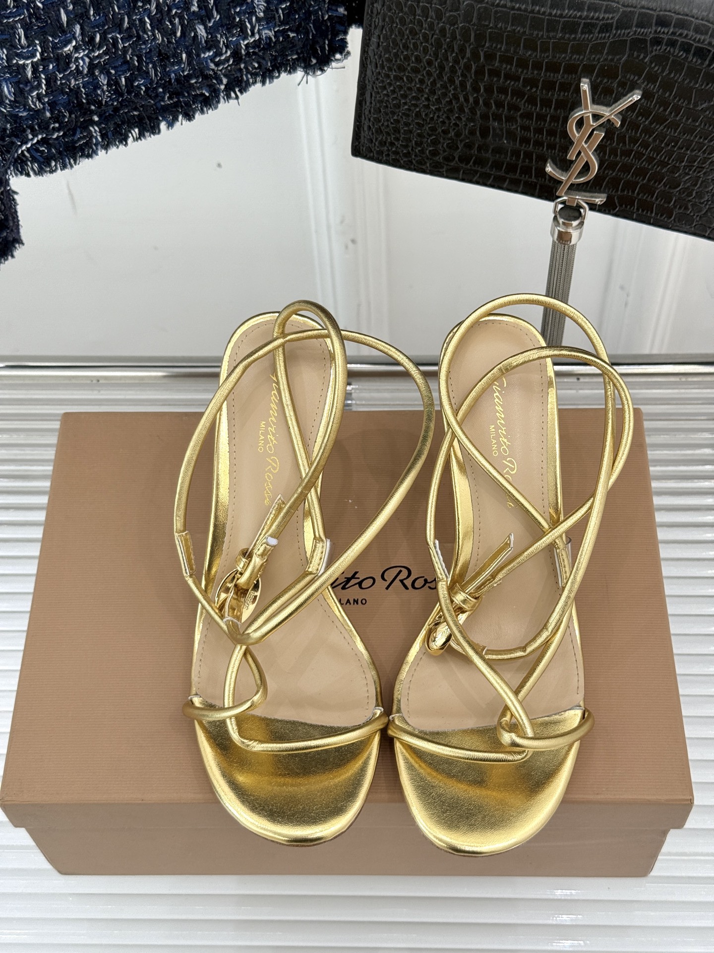 GianvitoRossi/吉安维托罗西经典
绝美系带高跟凉鞋拖鞋
本季细带高跟凉鞋也太美了吧
仙女必备