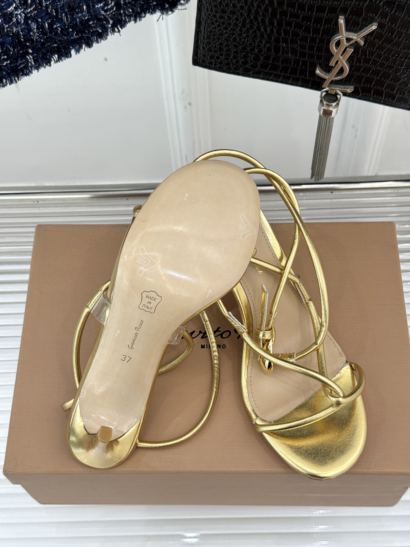 GianvitoRossi/吉安维托罗西经典
绝美系带高跟凉鞋拖鞋
本季细带高跟凉鞋也太美了吧
仙女必备