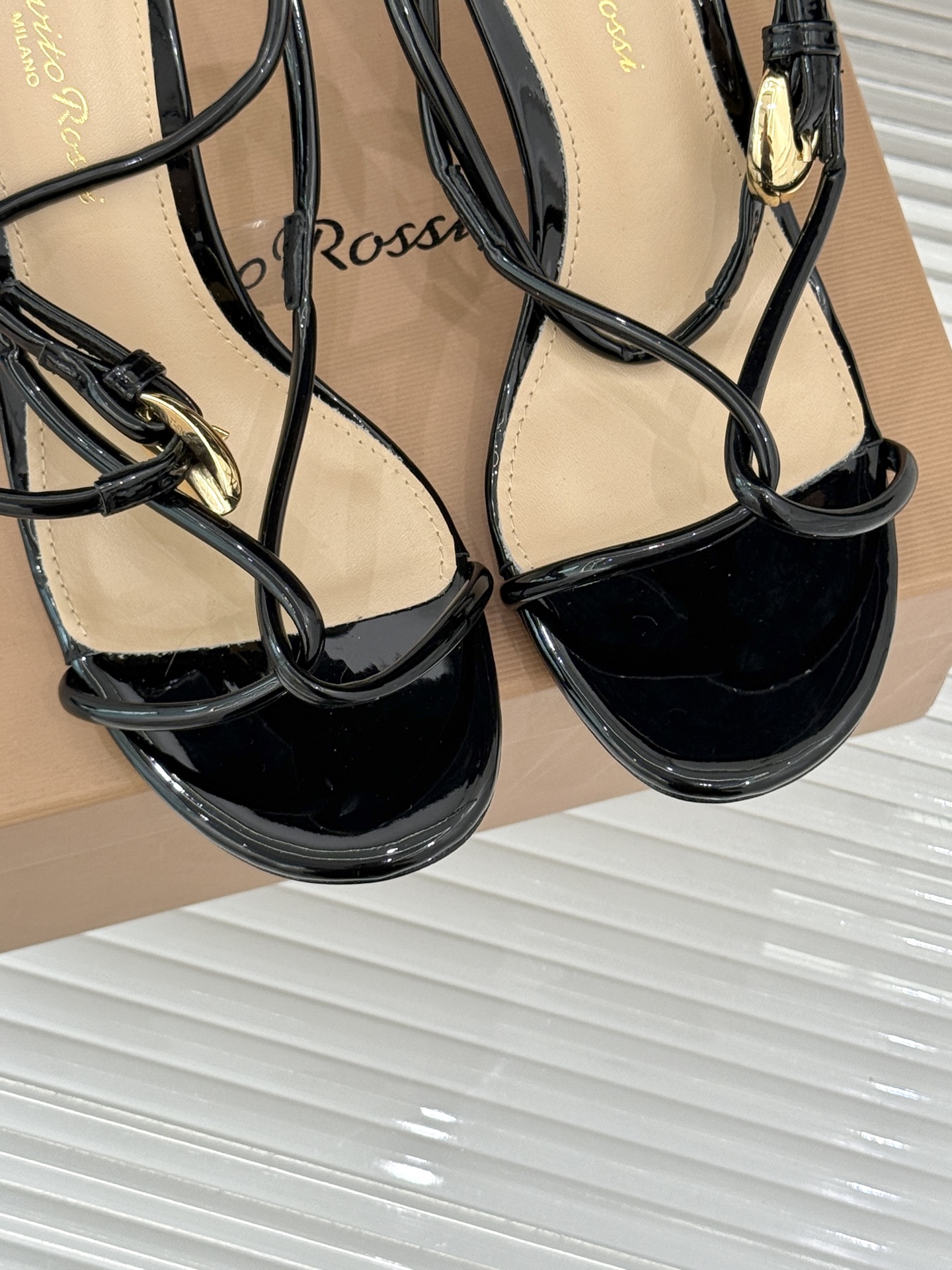 GianvitoRossi/吉安维托罗西经典
绝美系带高跟凉鞋拖鞋
本季细带高跟凉鞋也太美了吧
仙女必备
