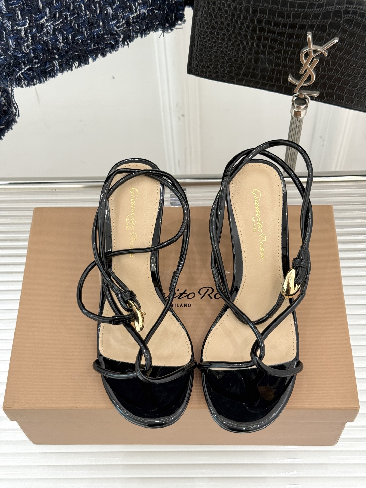 GianvitoRossi/吉安维托罗西经典
绝美系带高跟凉鞋拖鞋
本季细带高跟凉鞋也太美了吧
仙女必备