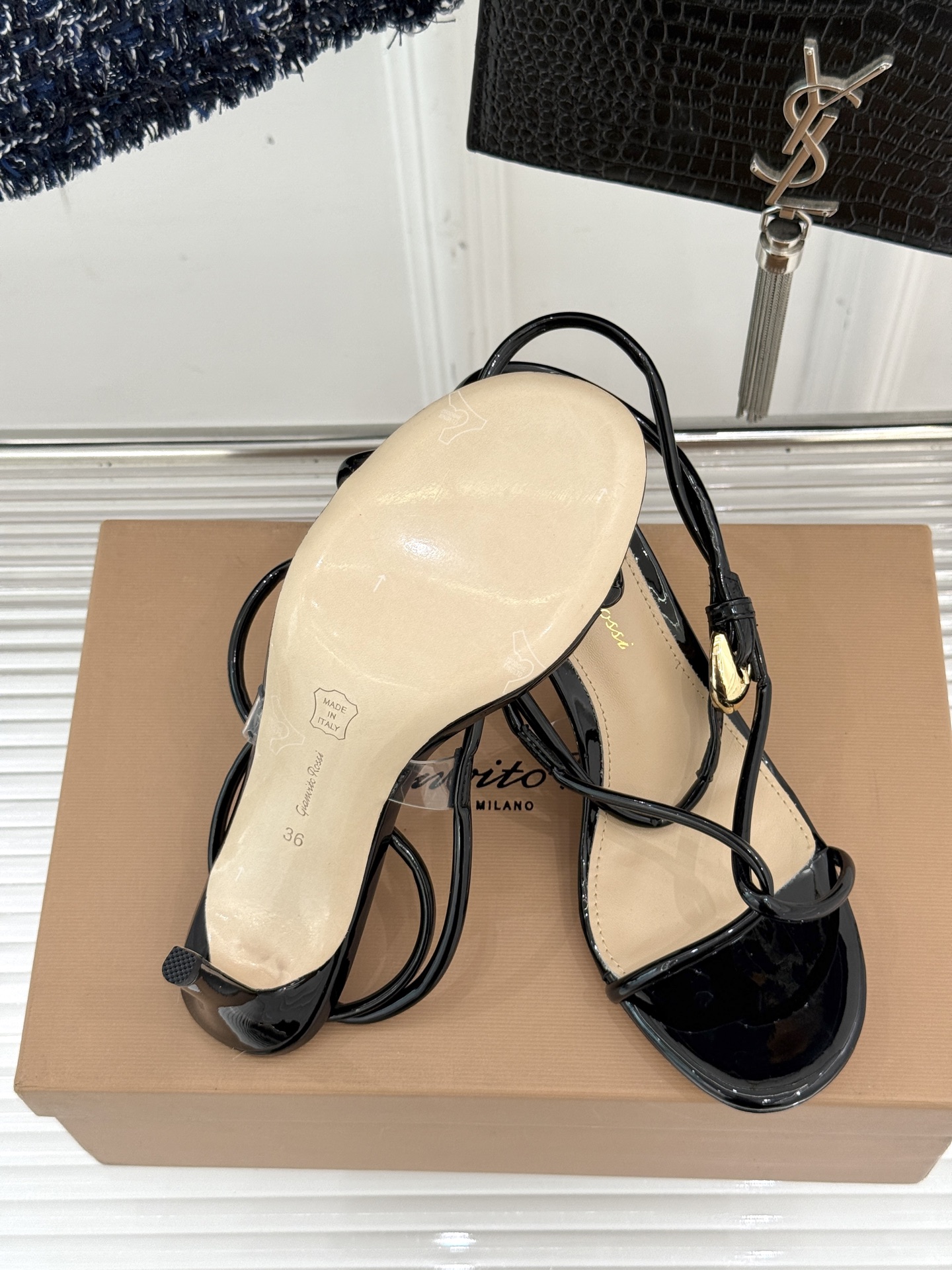 GianvitoRossi/吉安维托罗西经典
绝美系带高跟凉鞋拖鞋
本季细带高跟凉鞋也太美了吧
仙女必备