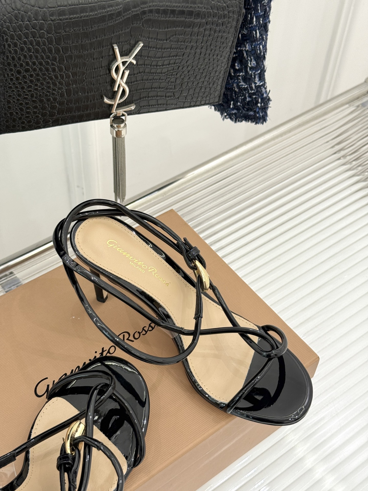 GianvitoRossi/吉安维托罗西经典
绝美系带高跟凉鞋拖鞋
本季细带高跟凉鞋也太美了吧
仙女必备