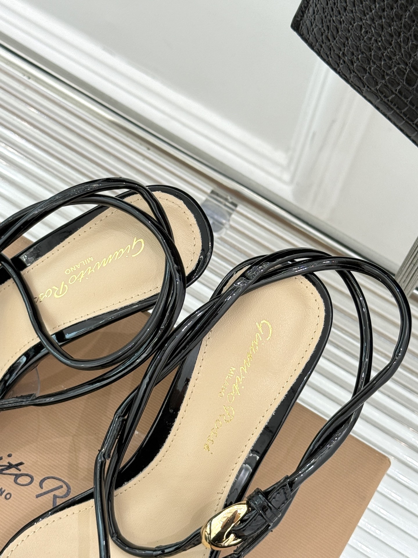 GianvitoRossi/吉安维托罗西经典
绝美系带高跟凉鞋拖鞋
本季细带高跟凉鞋也太美了吧
仙女必备