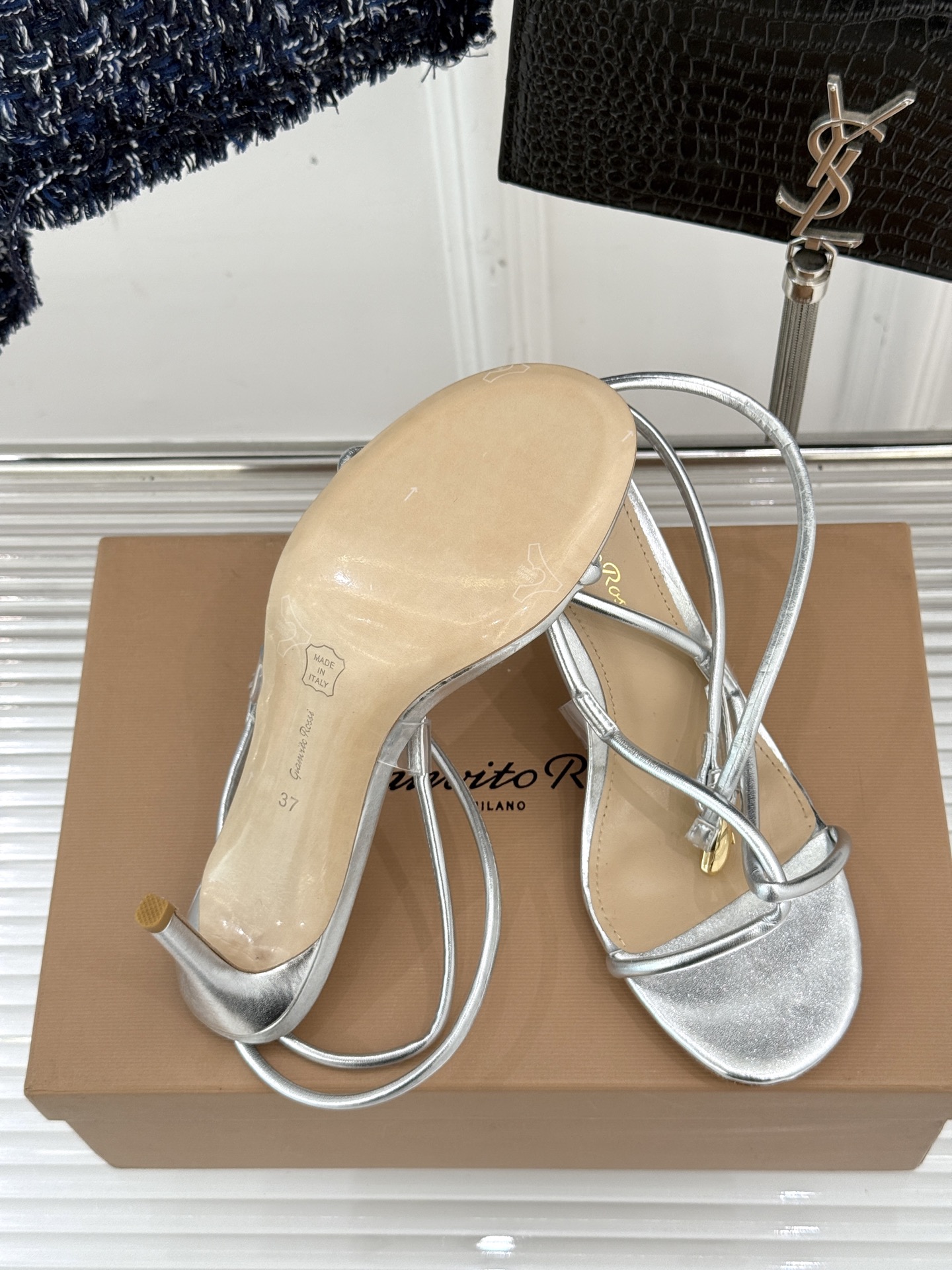 GianvitoRossi/吉安维托罗西经典
绝美系带高跟凉鞋拖鞋
本季细带高跟凉鞋也太美了吧
仙女必备