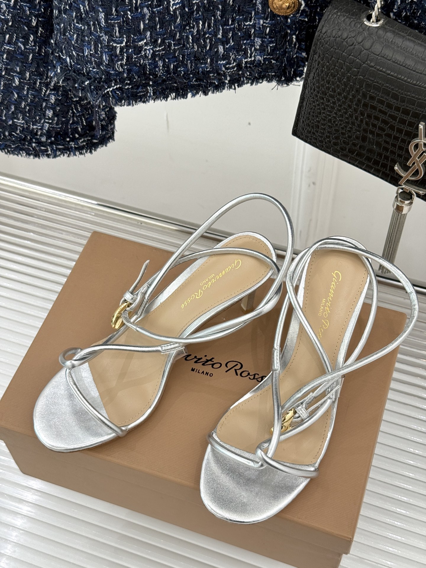 GianvitoRossi/吉安维托罗西经典
绝美系带高跟凉鞋拖鞋
本季细带高跟凉鞋也太美了吧
仙女必备