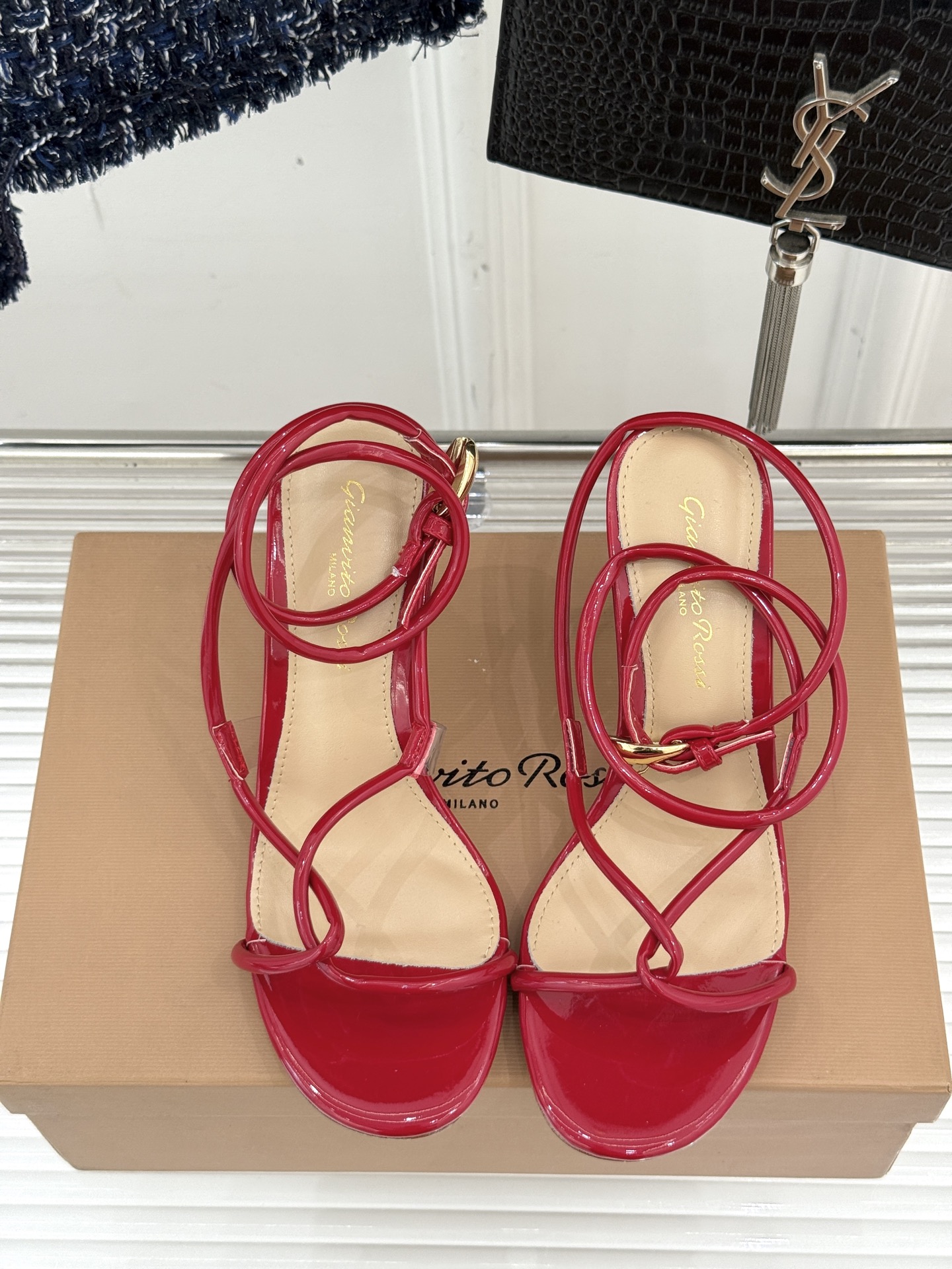 GianvitoRossi/吉安维托罗西经典
绝美系带高跟凉鞋拖鞋
本季细带高跟凉鞋也太美了吧
仙女必备