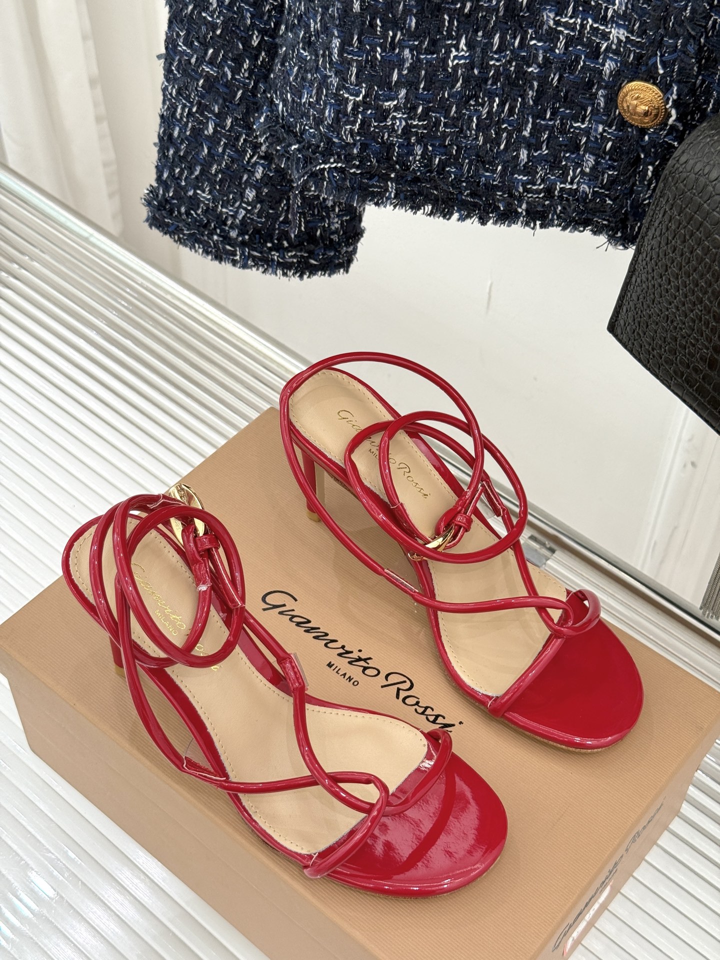 GianvitoRossi/吉安维托罗西经典
绝美系带高跟凉鞋拖鞋
本季细带高跟凉鞋也太美了吧
仙女必备