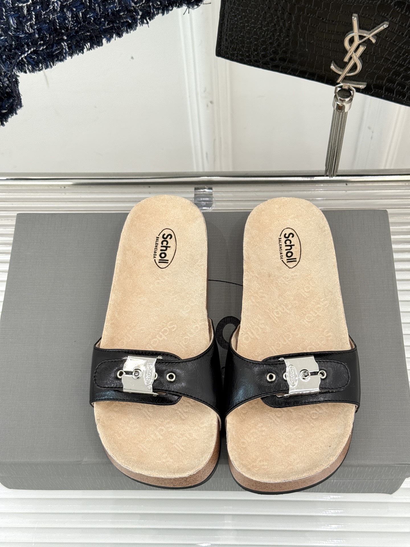 
Balenciaga巴黎世家 X Scholl联名款木塞底勃肯拖鞋
以巴黎世家的设计才思融合 Scho