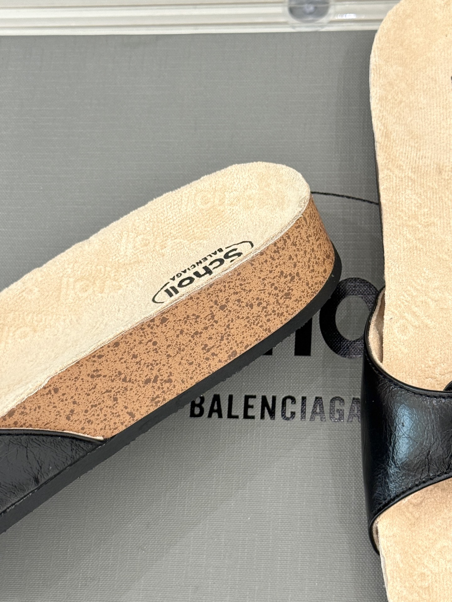 
Balenciaga巴黎世家 X Scholl联名款木塞底勃肯拖鞋
以巴黎世家的设计才思融合 Scho