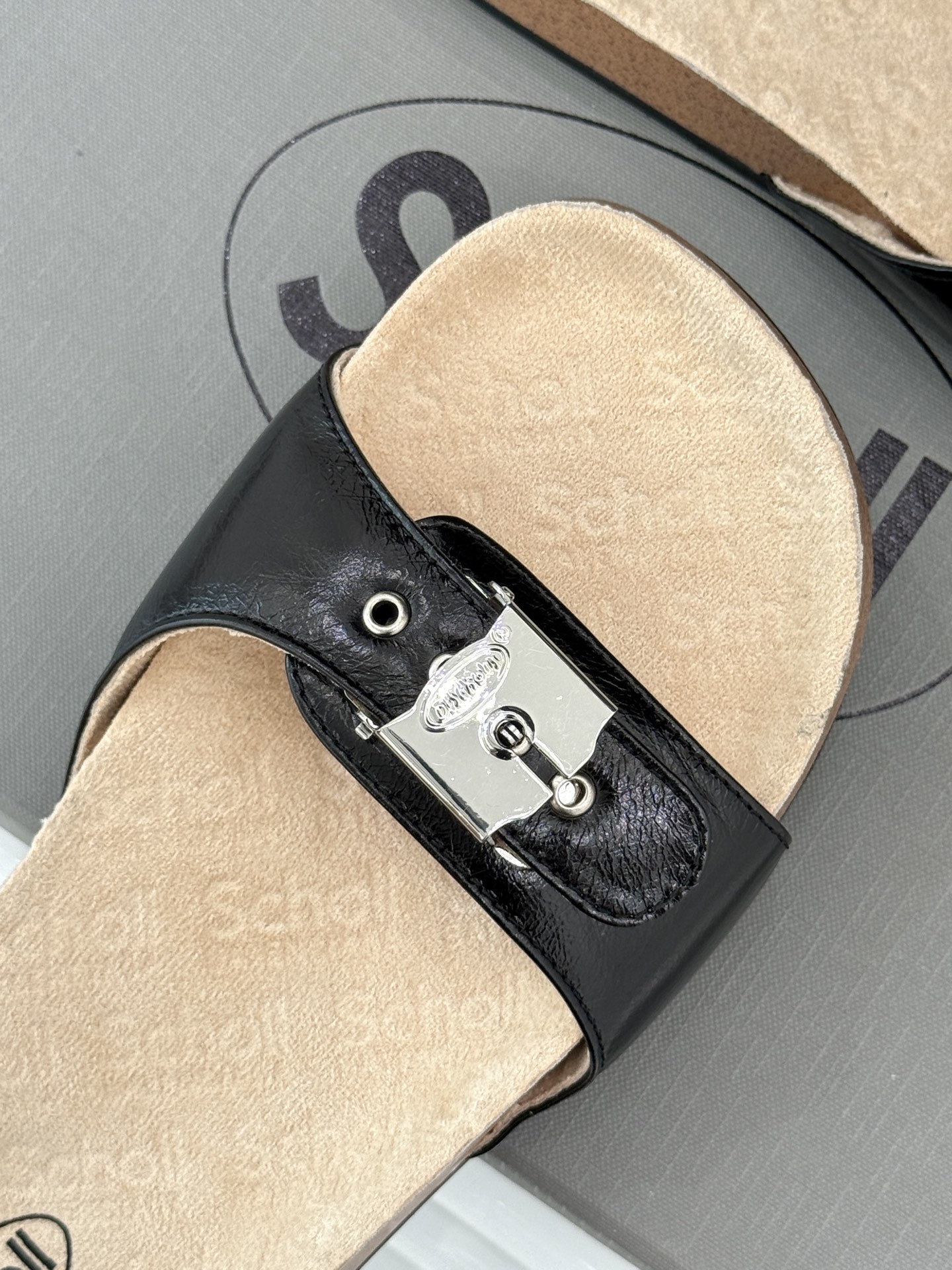 
Balenciaga巴黎世家 X Scholl联名款木塞底勃肯拖鞋
以巴黎世家的设计才思融合 Scho