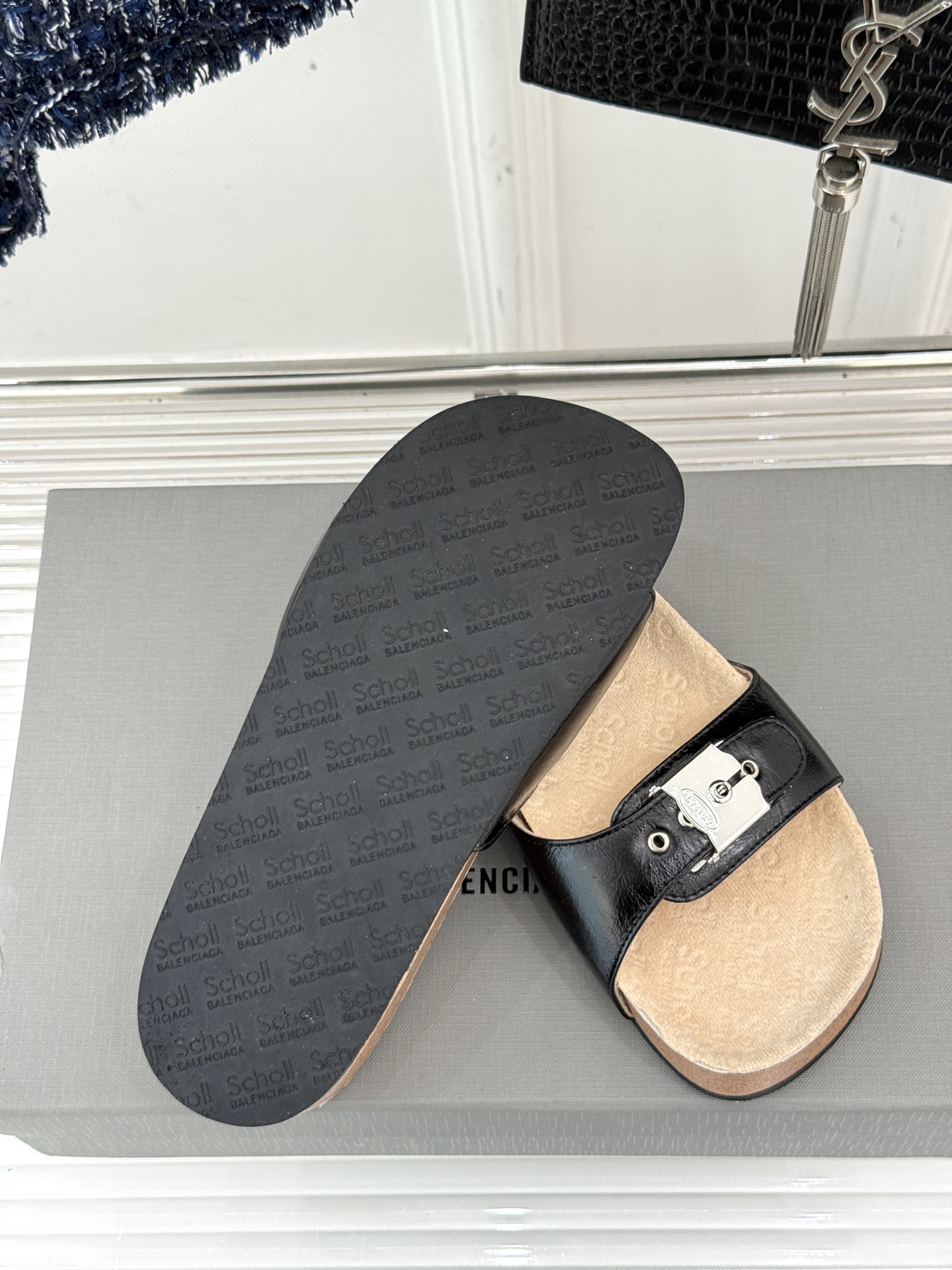 
Balenciaga巴黎世家 X Scholl联名款木塞底勃肯拖鞋
以巴黎世家的设计才思融合 Scho