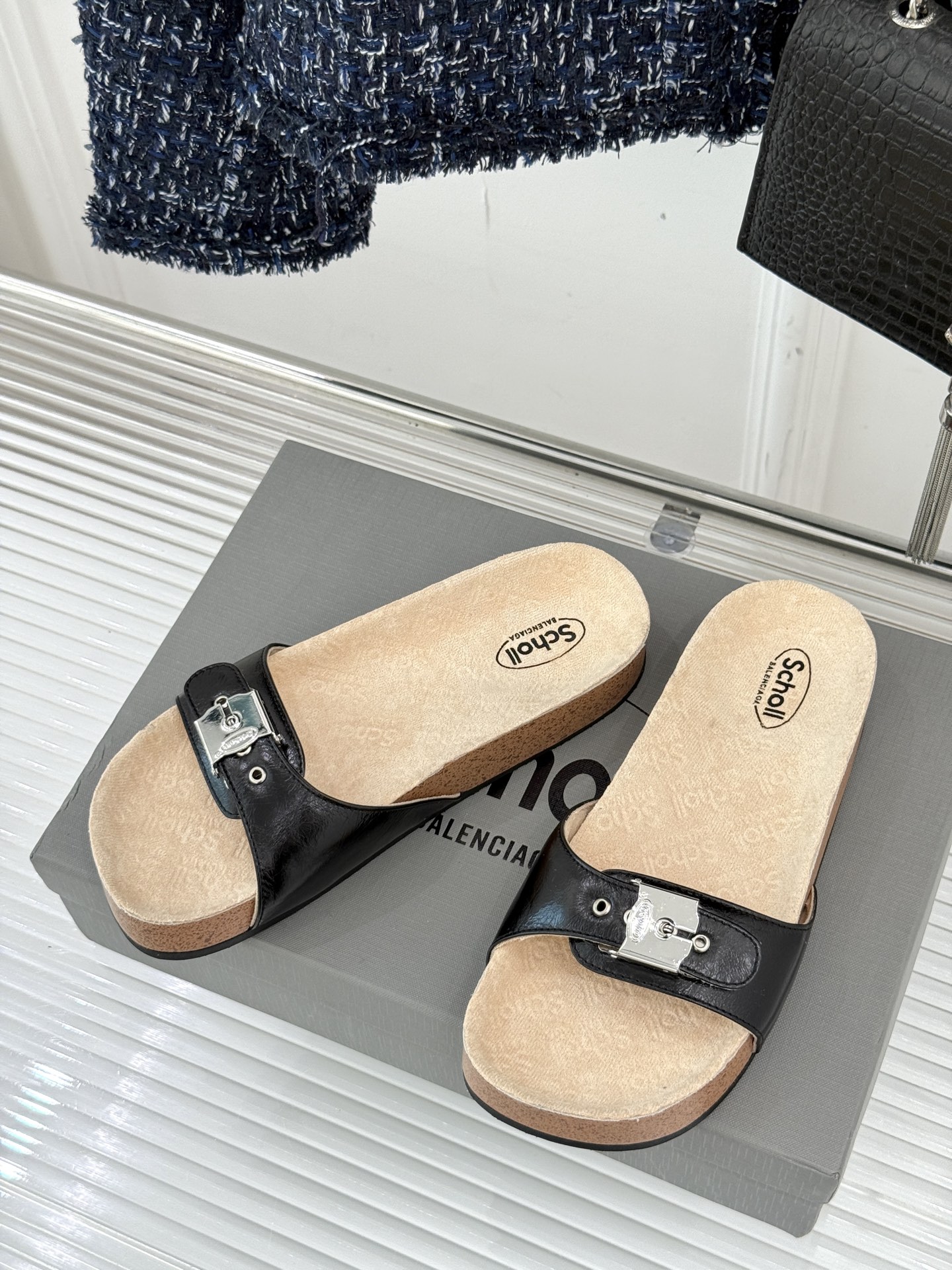 
Balenciaga巴黎世家 X Scholl联名款木塞底勃肯拖鞋
以巴黎世家的设计才思融合 Scho