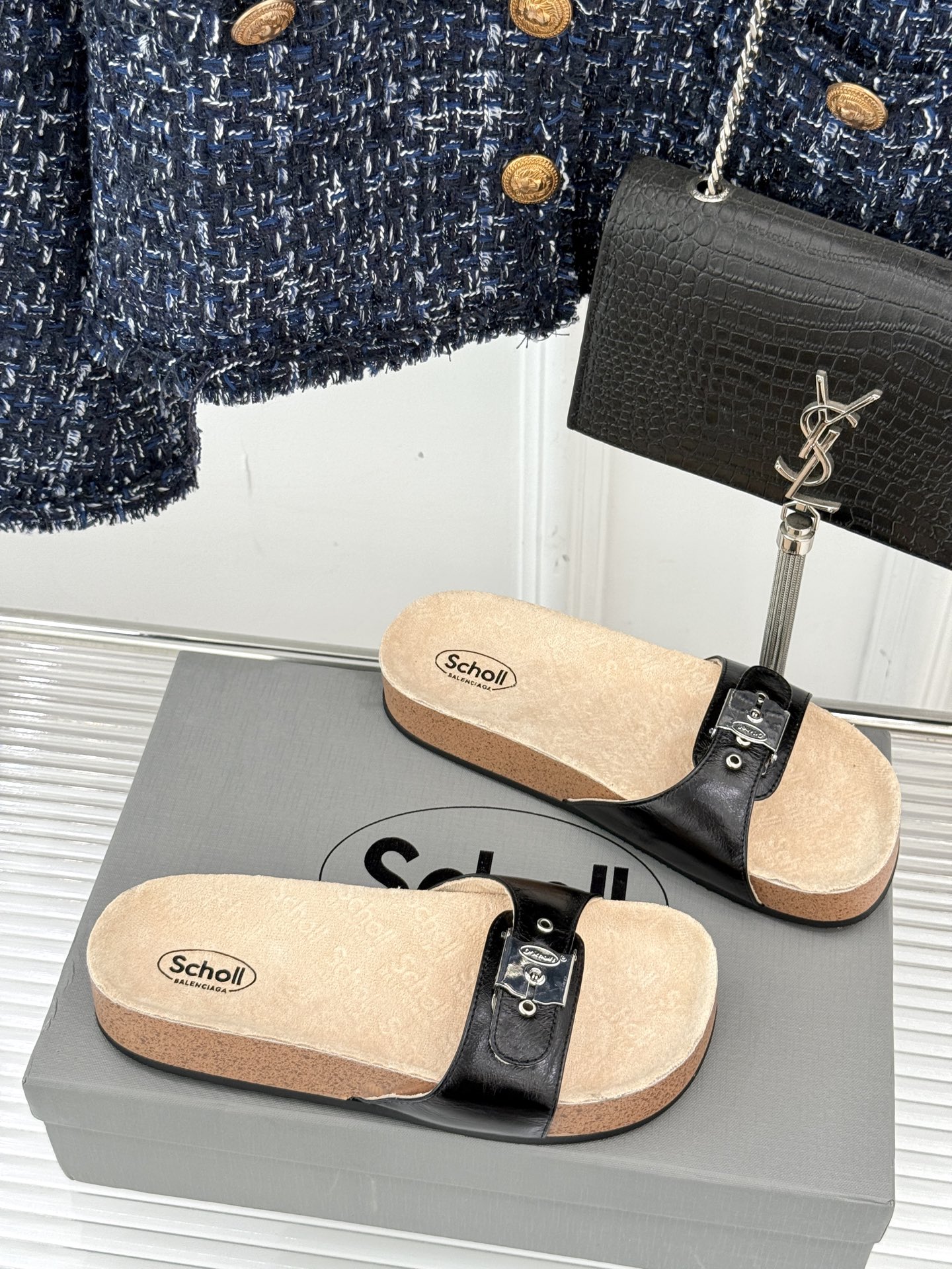 
Balenciaga巴黎世家 X Scholl联名款木塞底勃肯拖鞋
以巴黎世家的设计才思融合 Scho