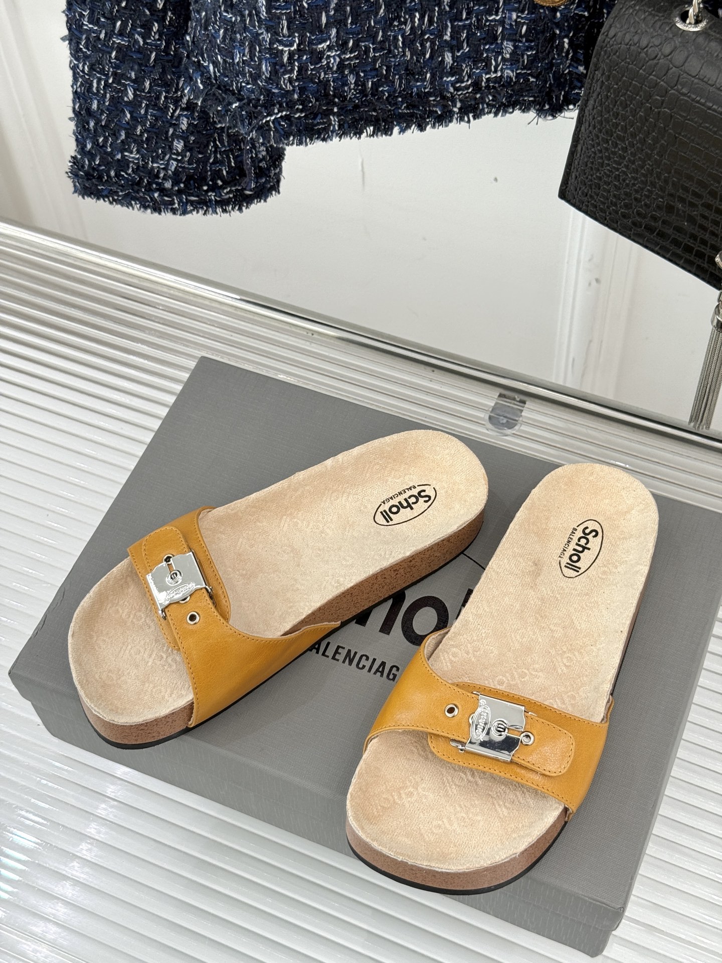 
Balenciaga巴黎世家 X Scholl联名款木塞底勃肯拖鞋
以巴黎世家的设计才思融合 Scho