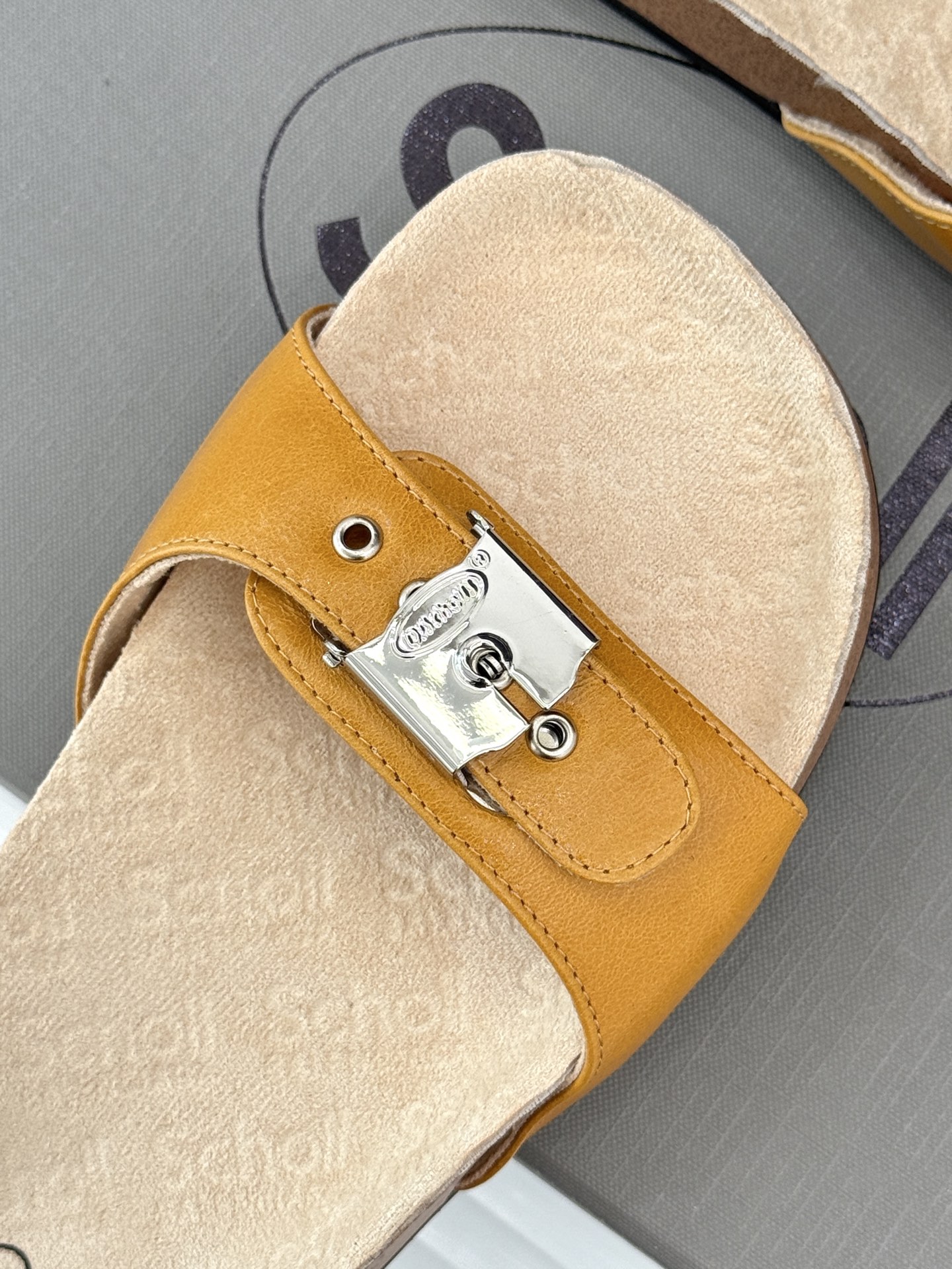 
Balenciaga巴黎世家 X Scholl联名款木塞底勃肯拖鞋
以巴黎世家的设计才思融合 Scho