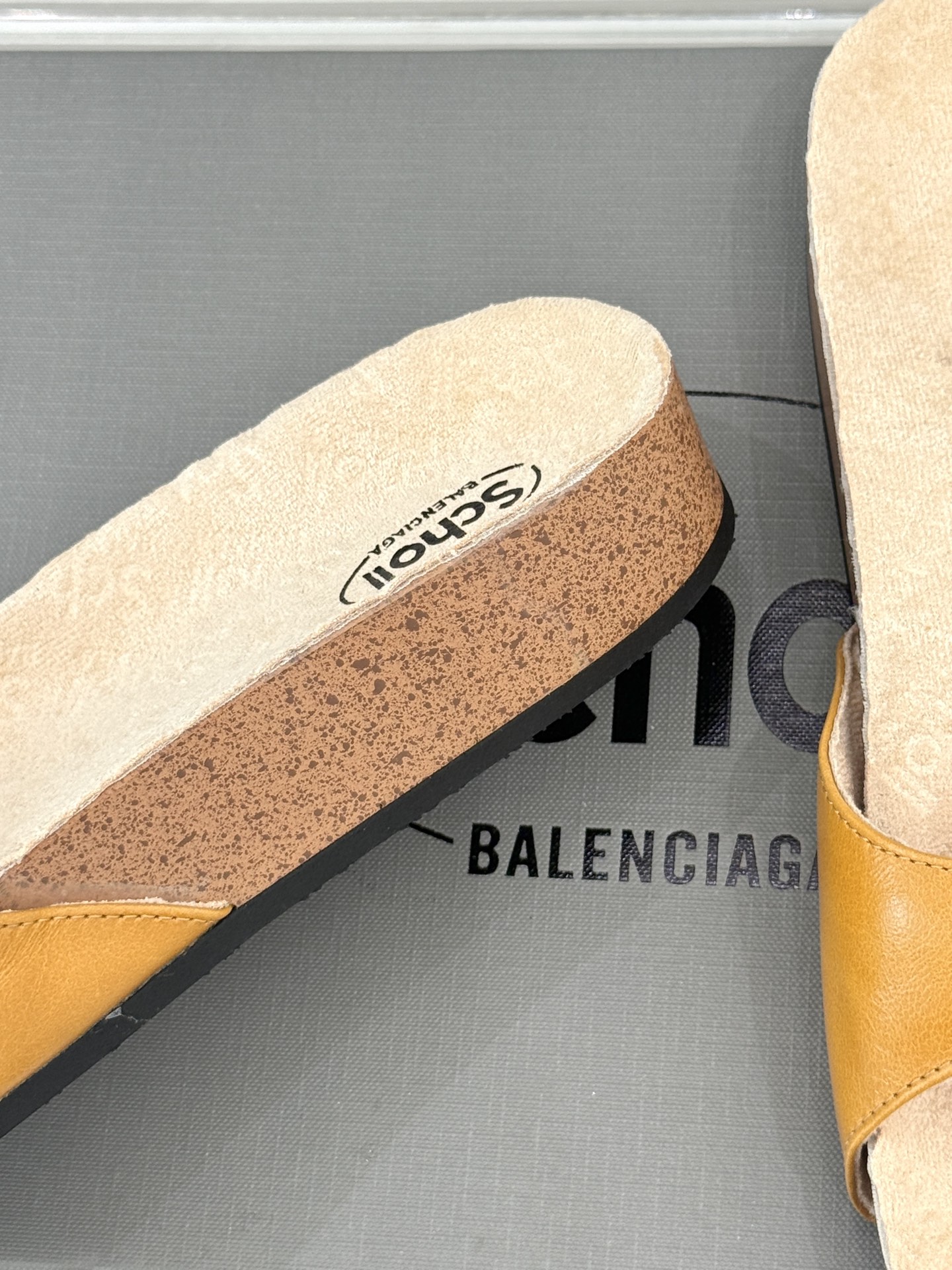 
Balenciaga巴黎世家 X Scholl联名款木塞底勃肯拖鞋
以巴黎世家的设计才思融合 Scho