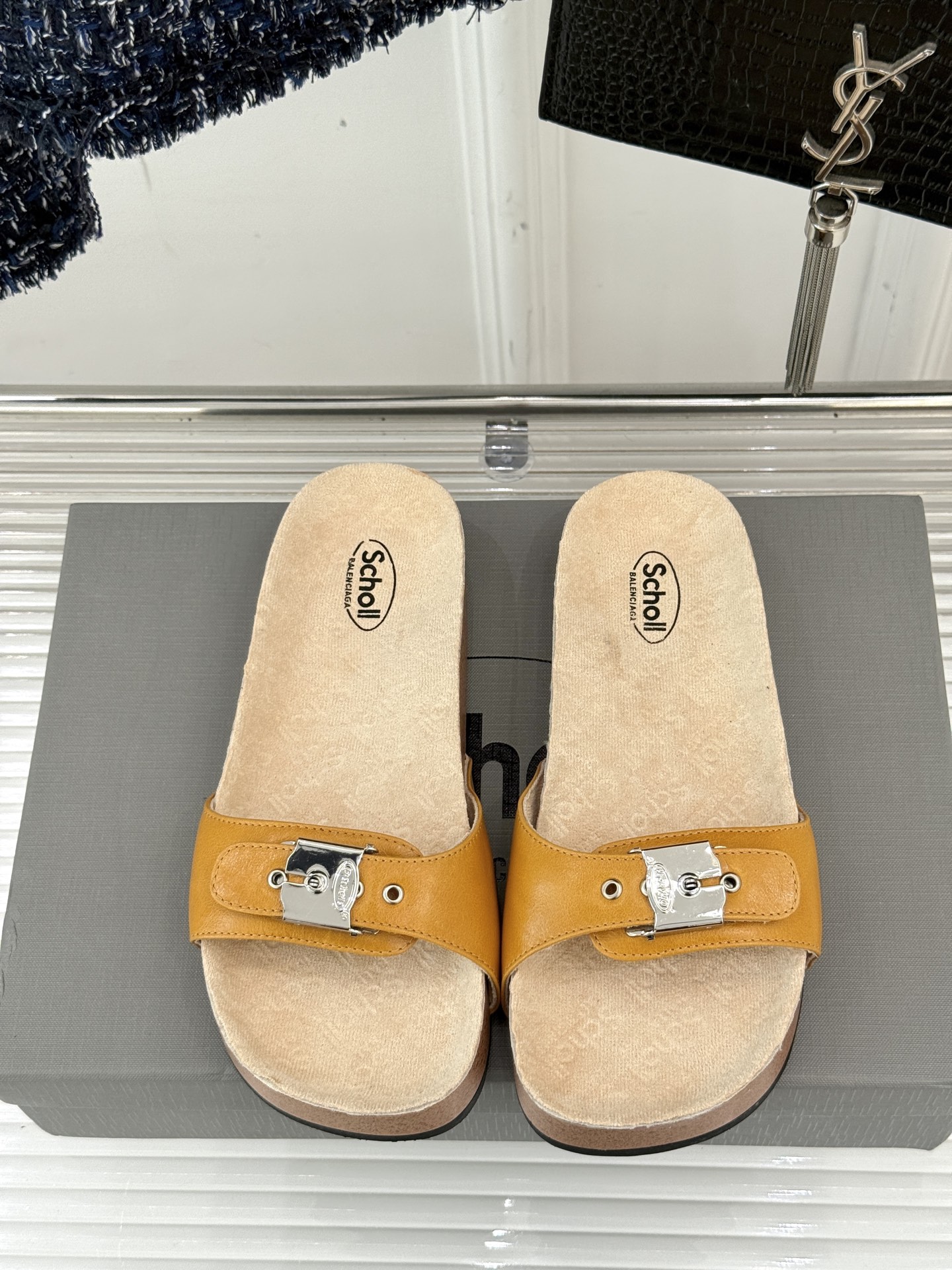 
Balenciaga巴黎世家 X Scholl联名款木塞底勃肯拖鞋
以巴黎世家的设计才思融合 Scho