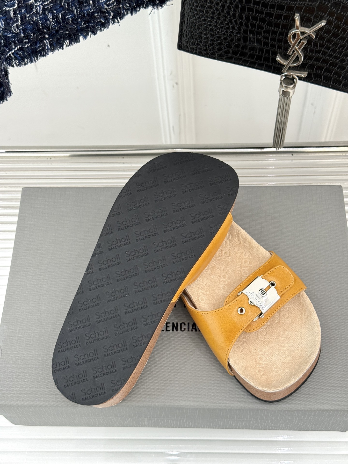 
Balenciaga巴黎世家 X Scholl联名款木塞底勃肯拖鞋
以巴黎世家的设计才思融合 Scho