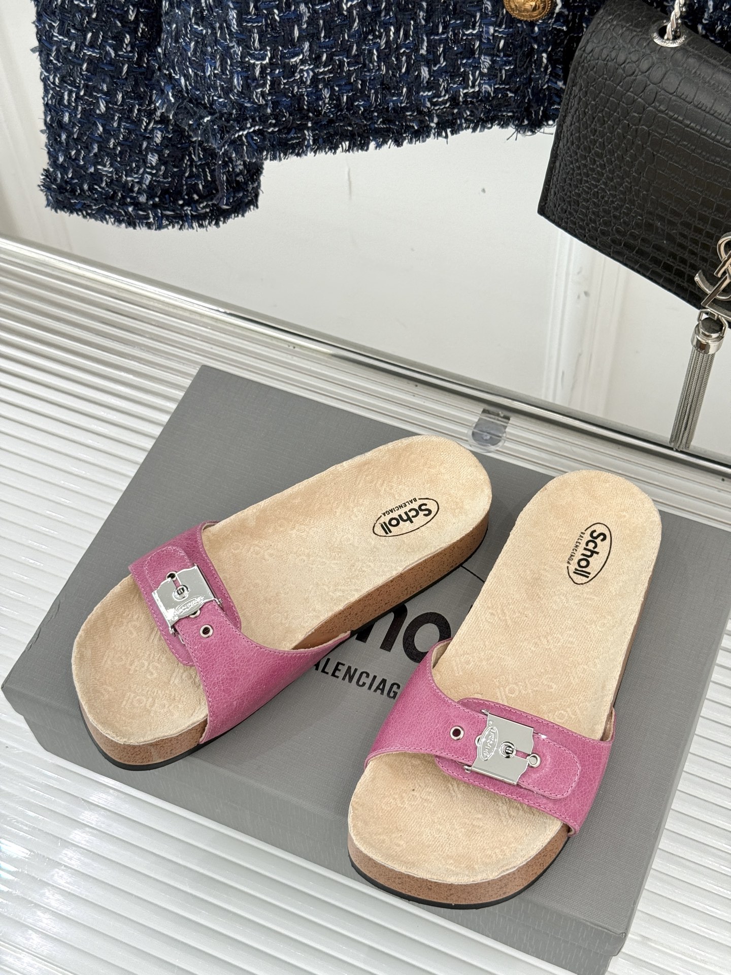 
Balenciaga巴黎世家 X Scholl联名款木塞底勃肯拖鞋
以巴黎世家的设计才思融合 Scho