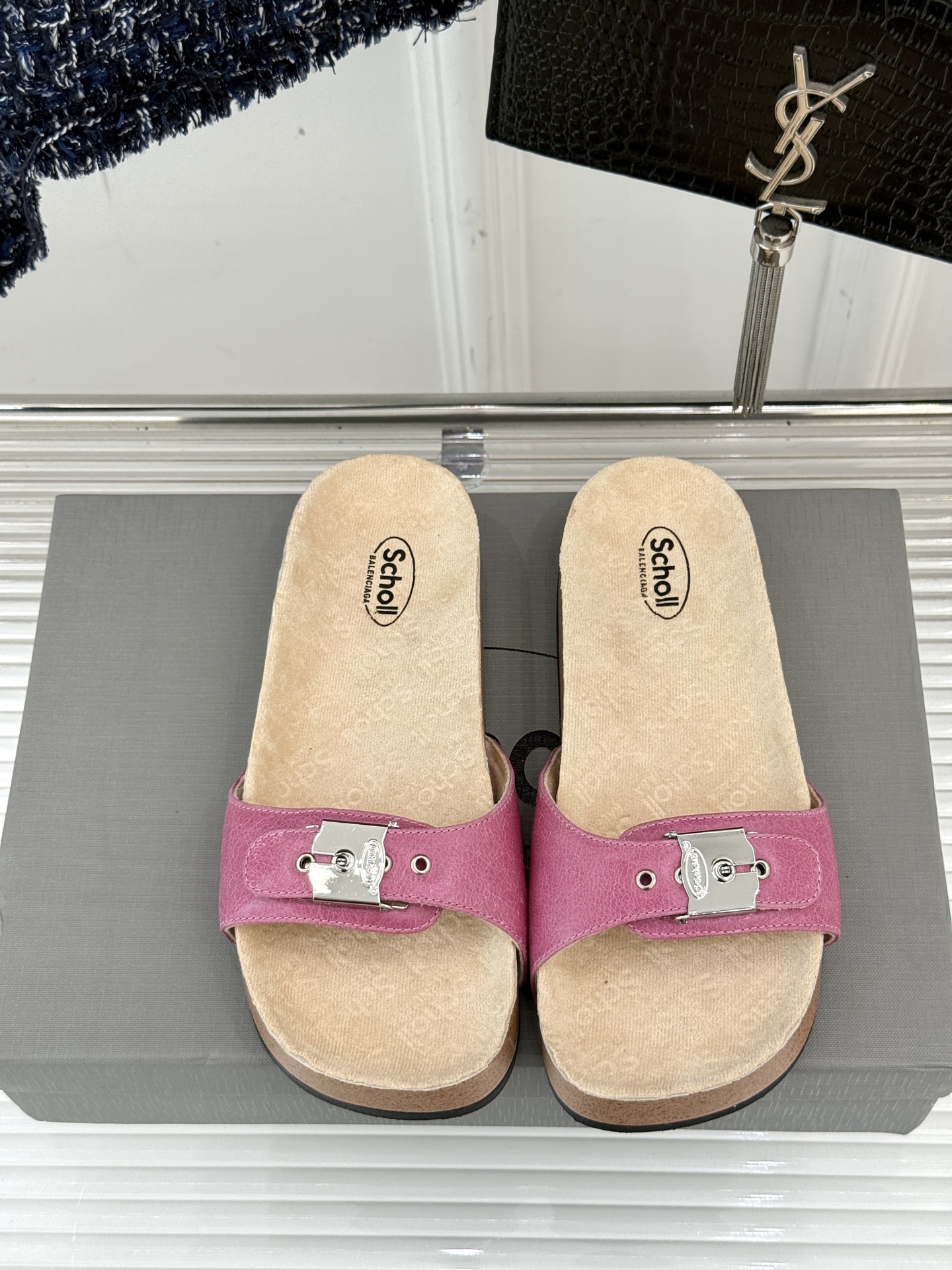 
Balenciaga巴黎世家 X Scholl联名款木塞底勃肯拖鞋
以巴黎世家的设计才思融合 Scho