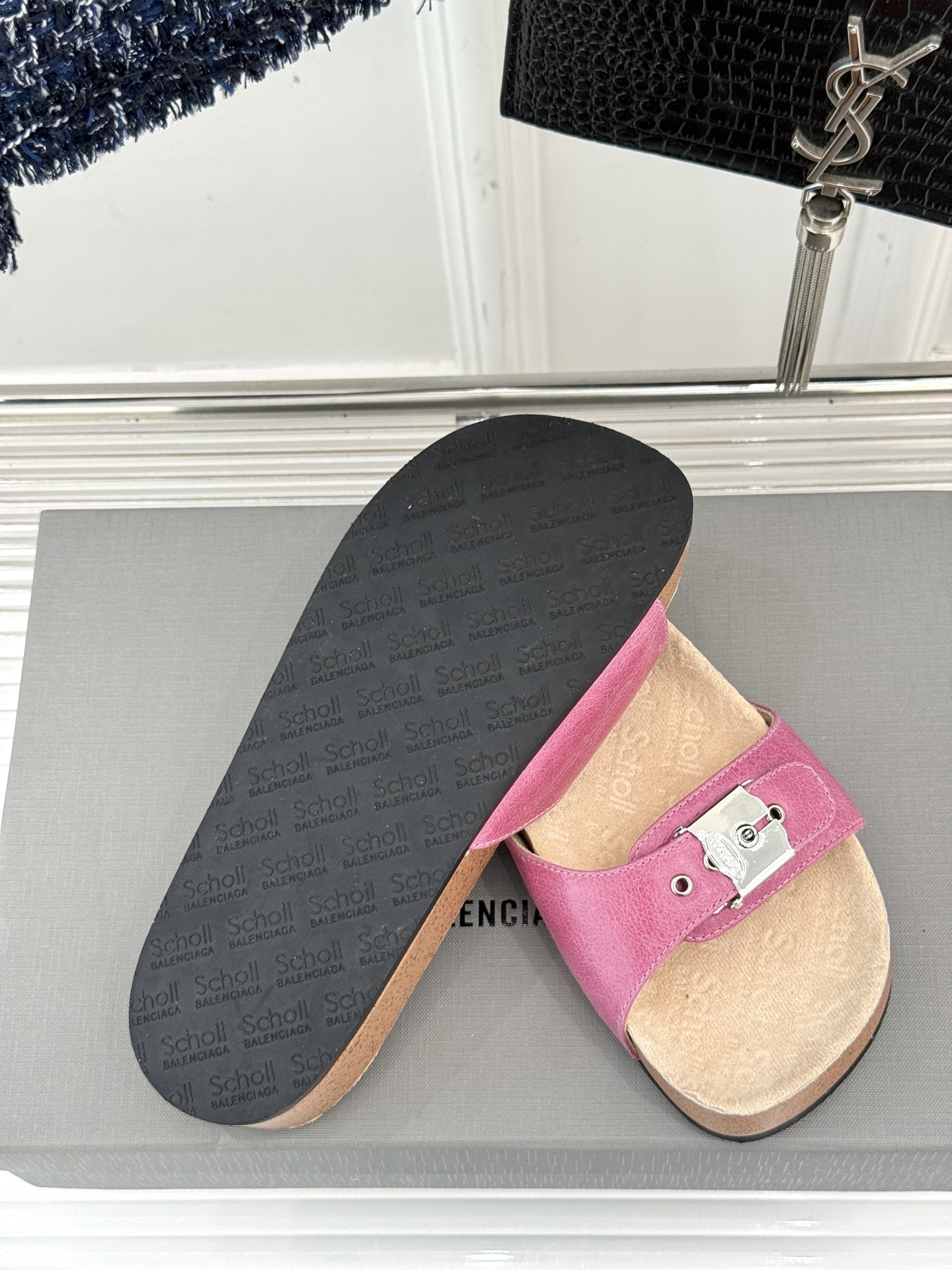 
Balenciaga巴黎世家 X Scholl联名款木塞底勃肯拖鞋
以巴黎世家的设计才思融合 Scho