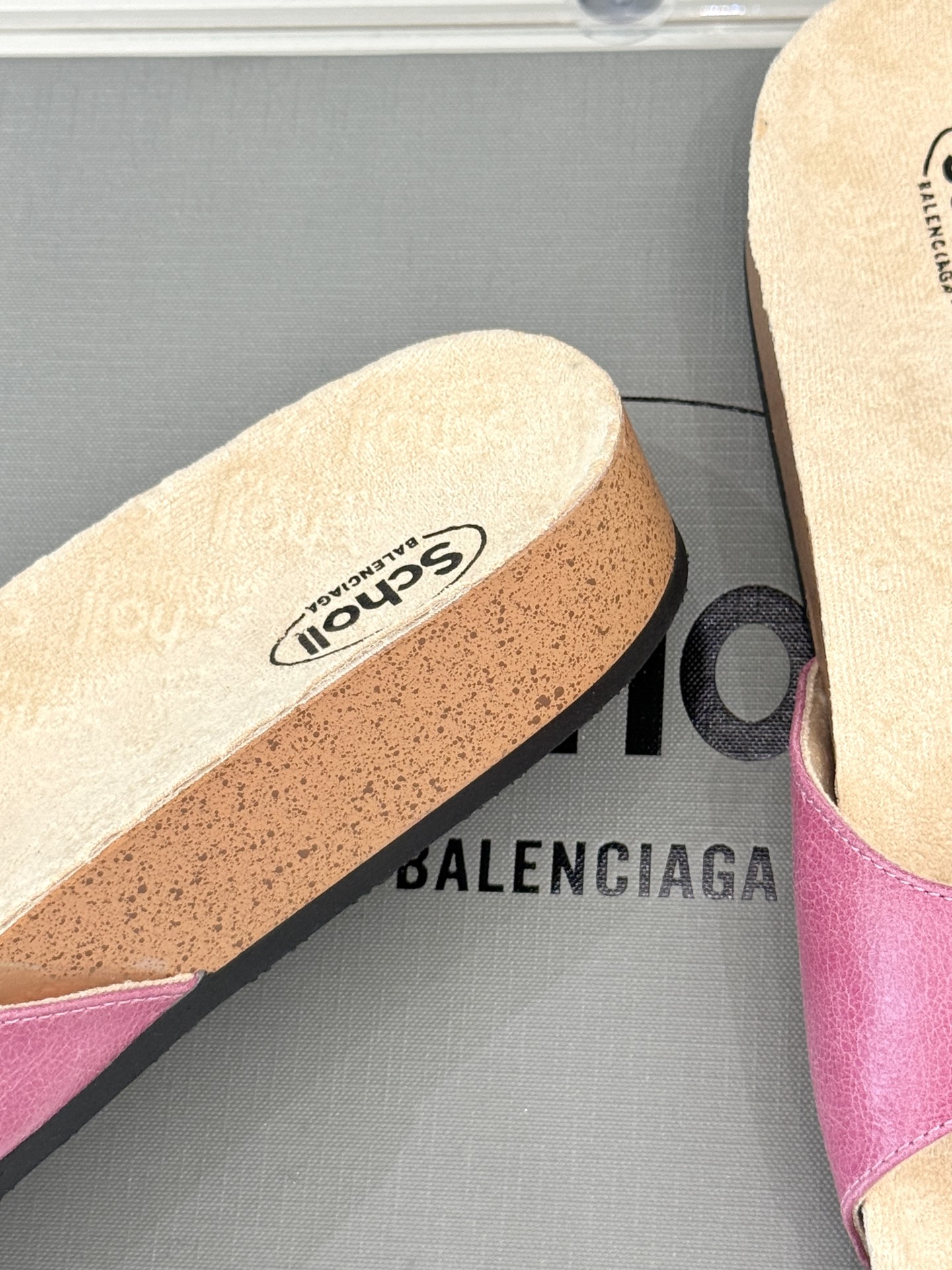
Balenciaga巴黎世家 X Scholl联名款木塞底勃肯拖鞋
以巴黎世家的设计才思融合 Scho