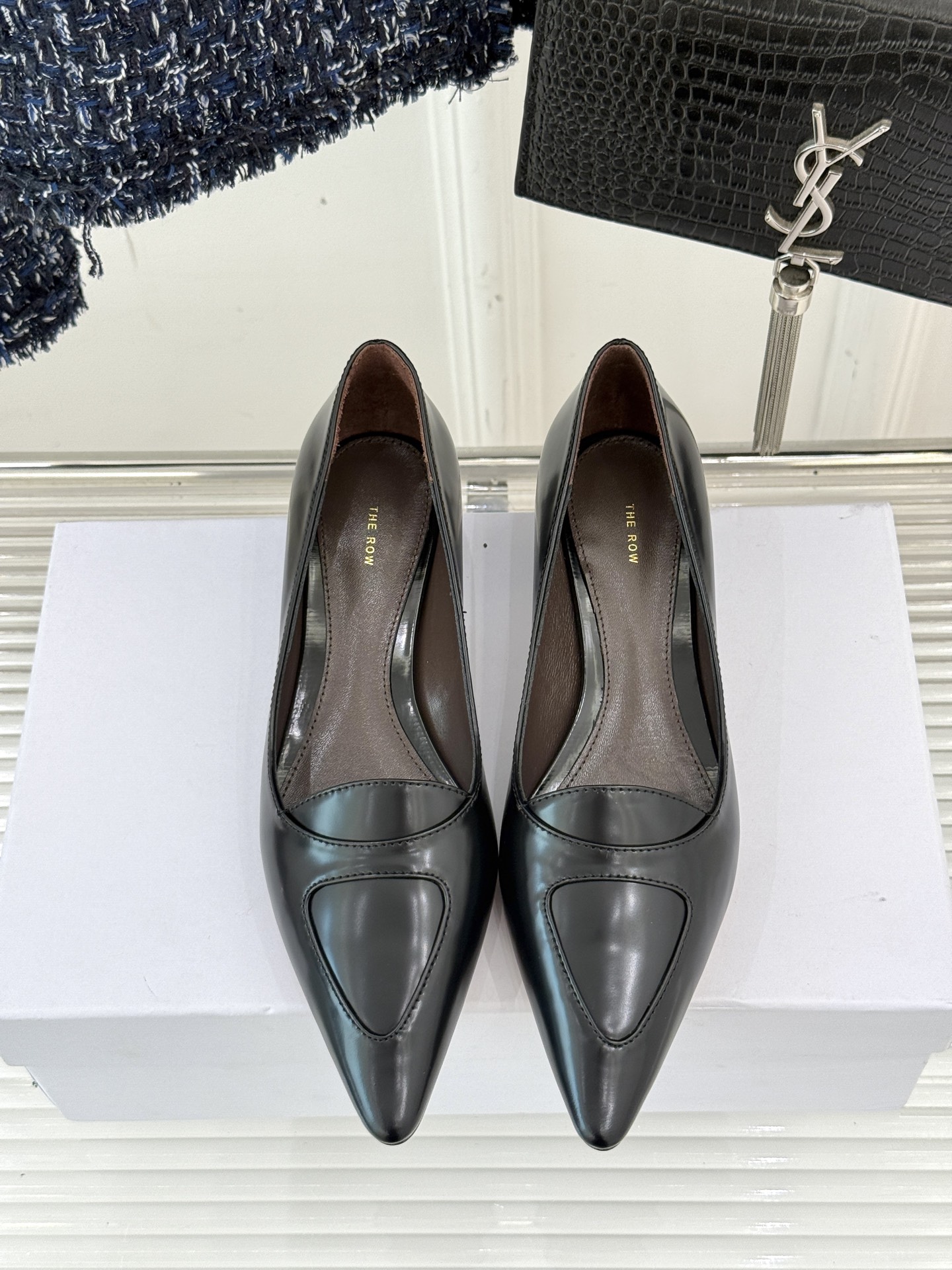 
The row25s早春新品
猫跟尖头单鞋高跟鞋
极简主义的设计风格
日常随心搭配裙子 
裤子 都无敌