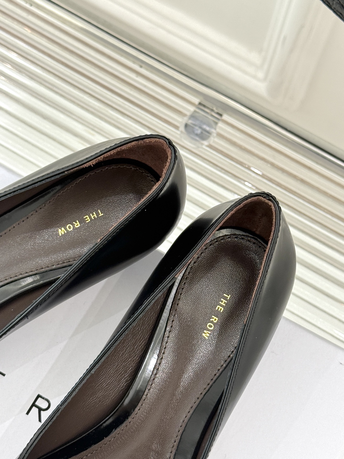 
The row25s早春新品
猫跟尖头单鞋高跟鞋
极简主义的设计风格
日常随心搭配裙子 
裤子 都无敌