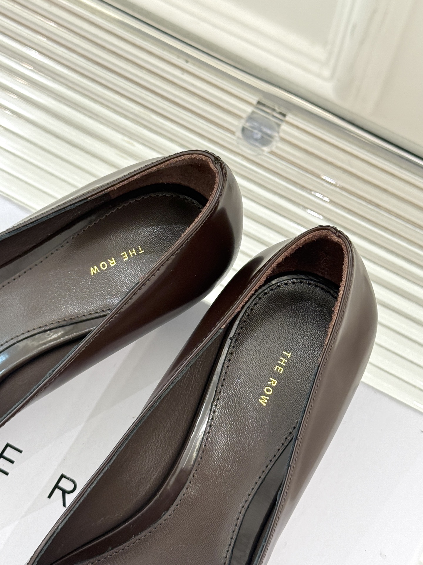 
The row25s早春新品
猫跟尖头单鞋高跟鞋
极简主义的设计风格
日常随心搭配裙子 
裤子 都无敌
