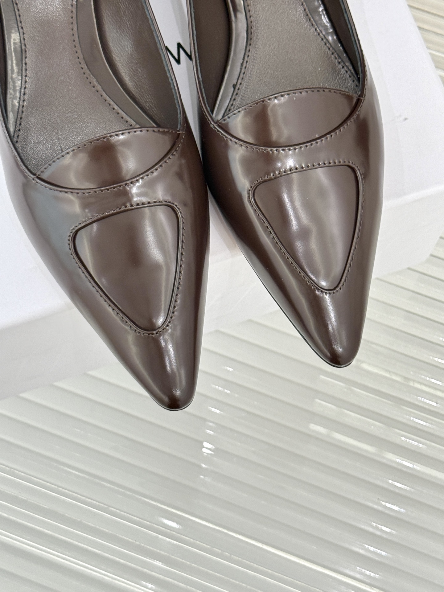 
The row25s早春新品
猫跟尖头单鞋高跟鞋
极简主义的设计风格
日常随心搭配裙子 
裤子 都无敌