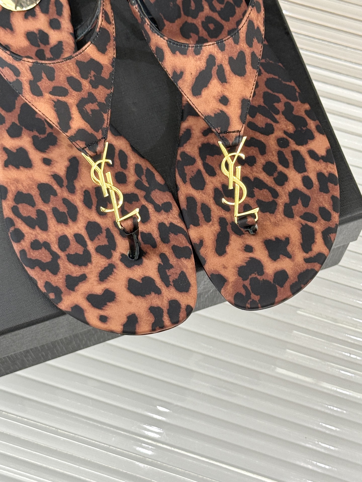 
Saint Laurent/圣罗兰25ss
春夏新品夹脚凉鞋
精致时髦精必备单品
鞋面采用原版定制材质