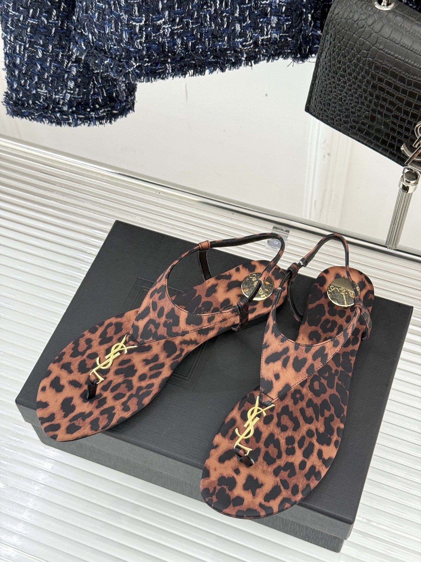 
Saint Laurent/圣罗兰25ss
春夏新品夹脚凉鞋
精致时髦精必备单品
鞋面采用原版定制材质