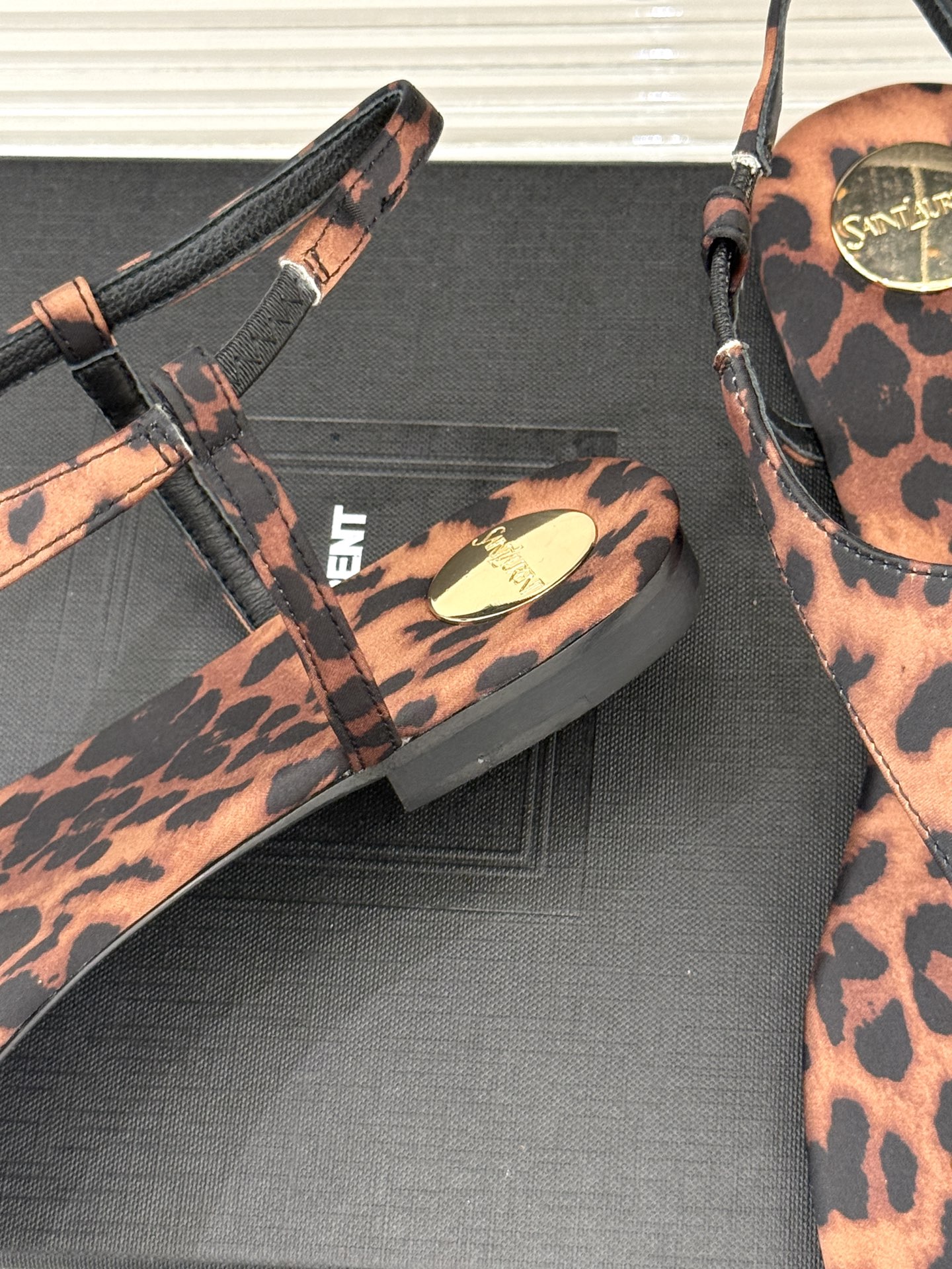 
Saint Laurent/圣罗兰25ss
春夏新品夹脚凉鞋
精致时髦精必备单品
鞋面采用原版定制材质
