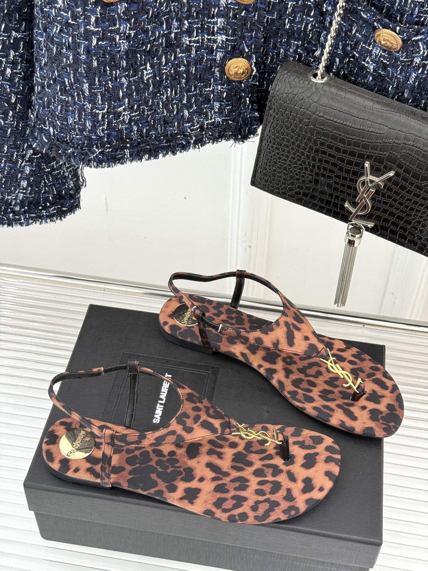 
Saint Laurent/圣罗兰25ss
春夏新品夹脚凉鞋
精致时髦精必备单品
鞋面采用原版定制材质