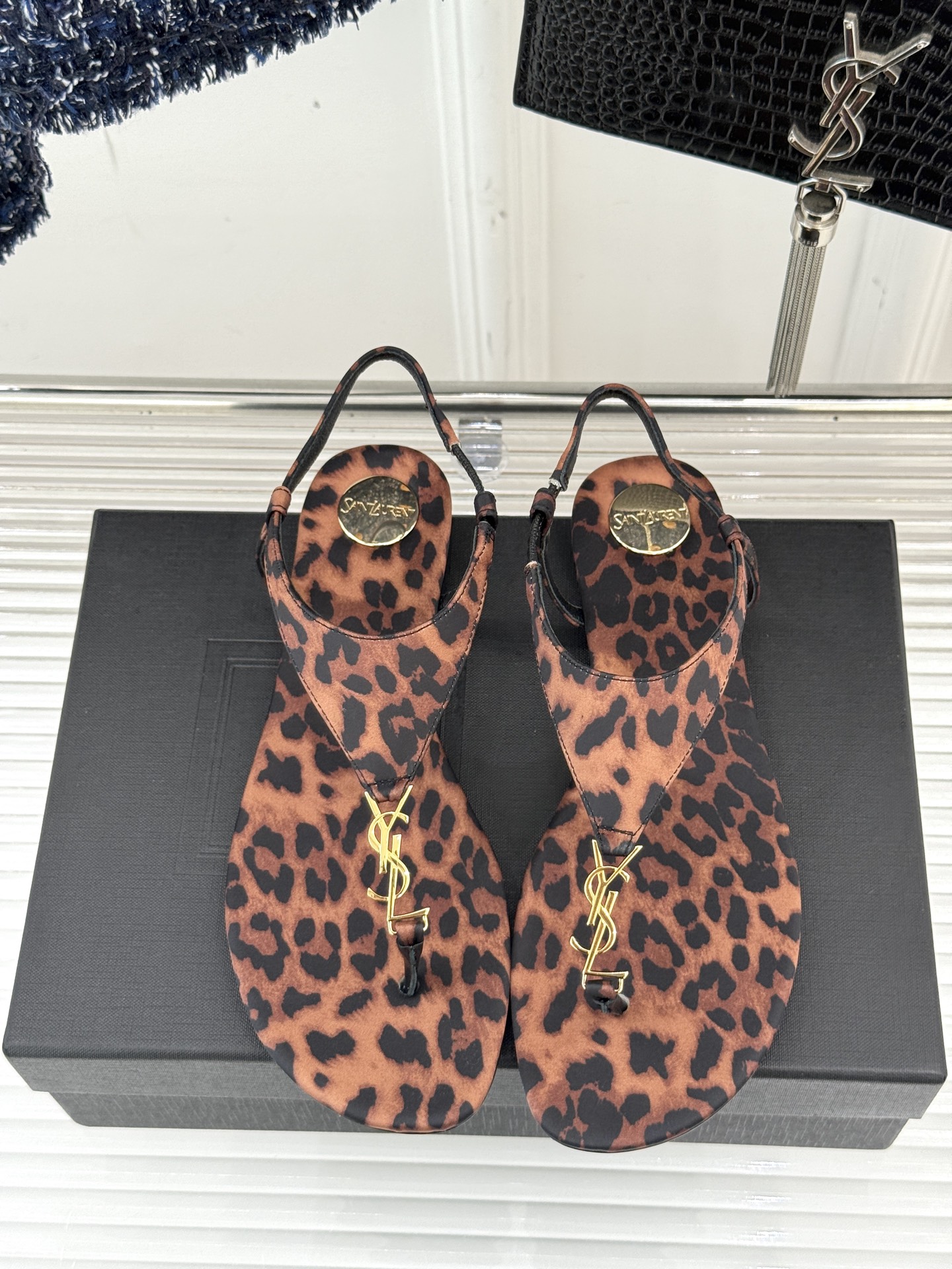 
Saint Laurent/圣罗兰25ss
春夏新品夹脚凉鞋
精致时髦精必备单品
鞋面采用原版定制材质