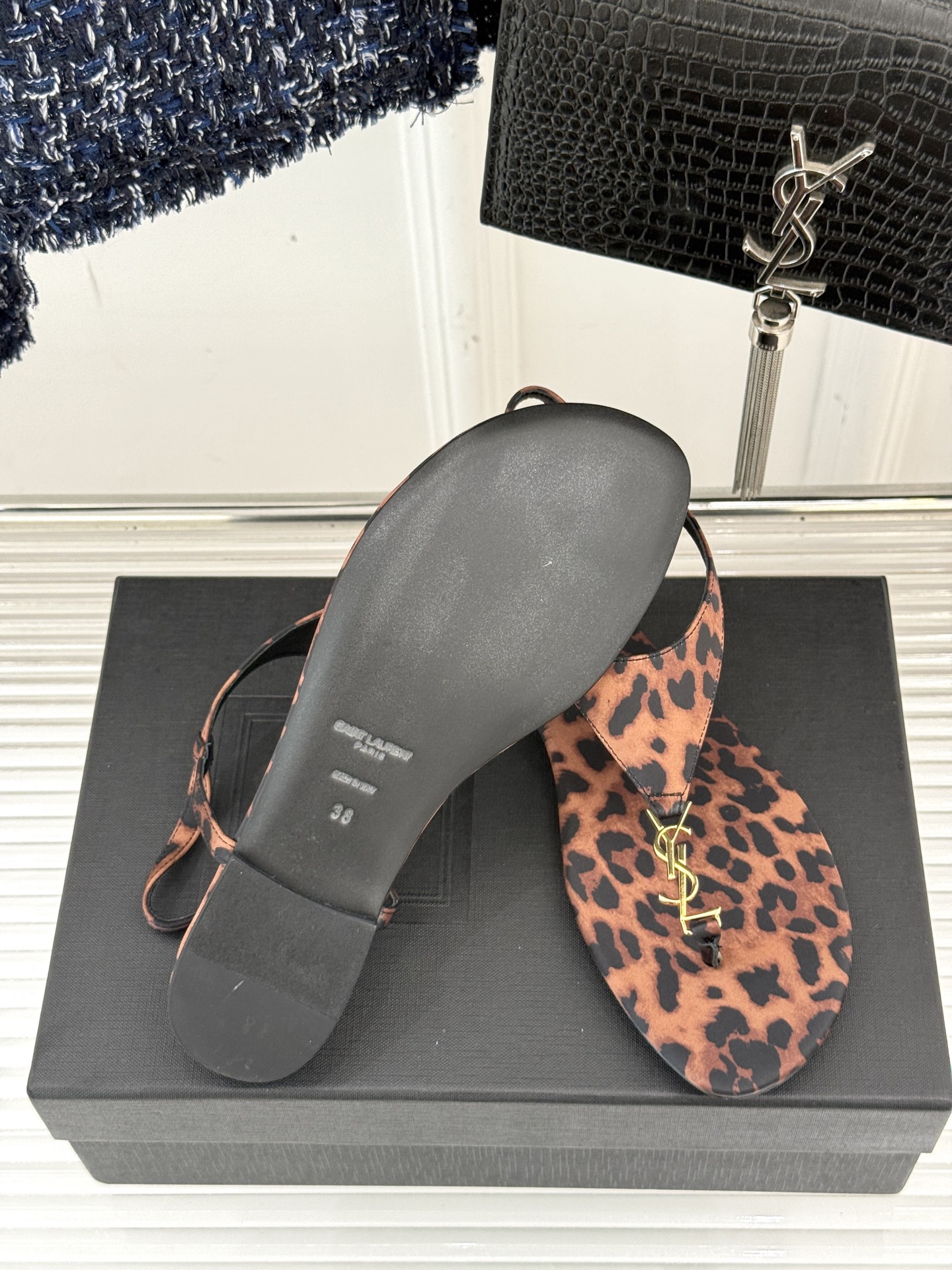 
Saint Laurent/圣罗兰25ss
春夏新品夹脚凉鞋
精致时髦精必备单品
鞋面采用原版定制材质