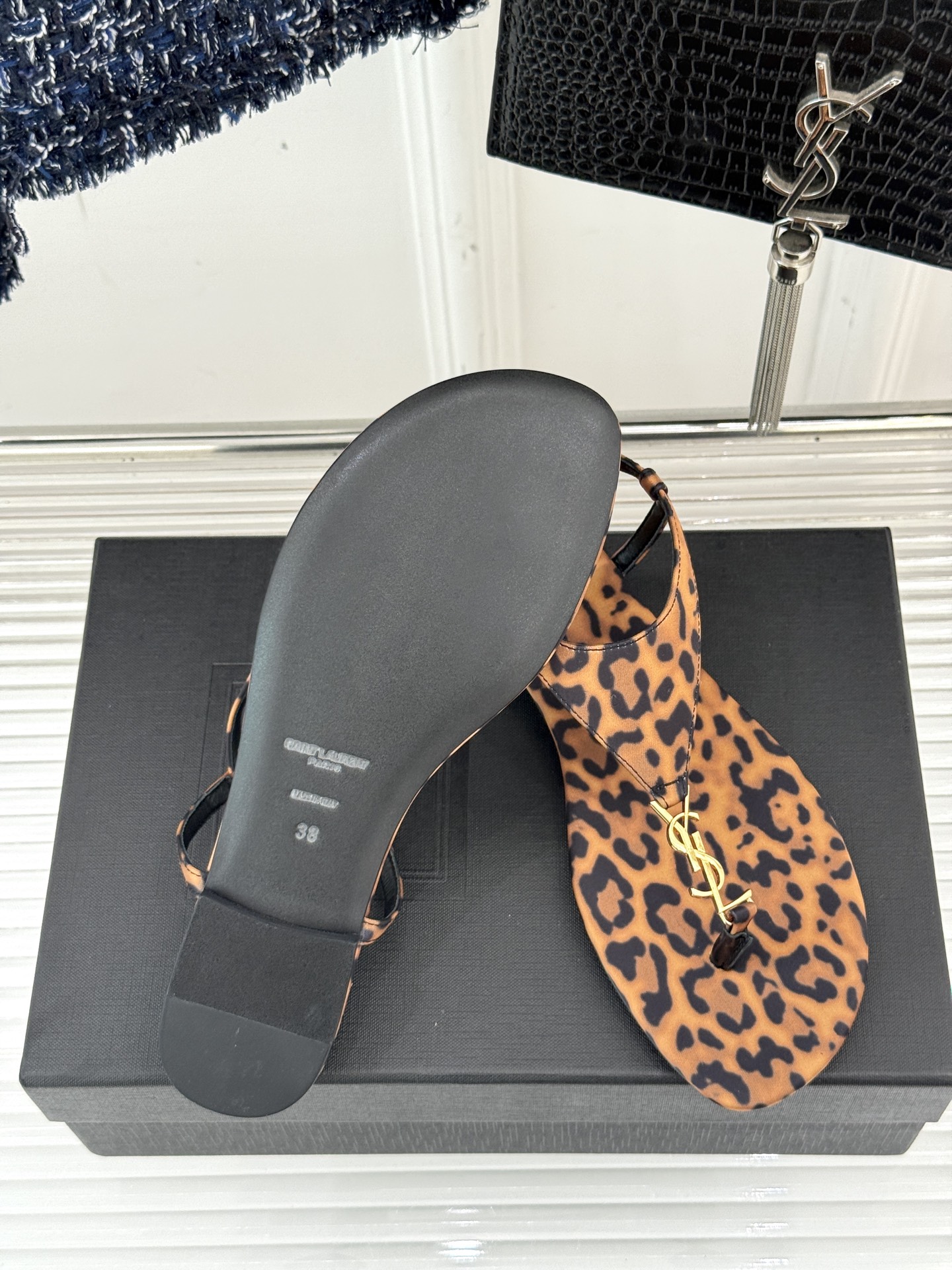 
Saint Laurent/圣罗兰25ss
春夏新品夹脚凉鞋
精致时髦精必备单品
鞋面采用原版定制材质