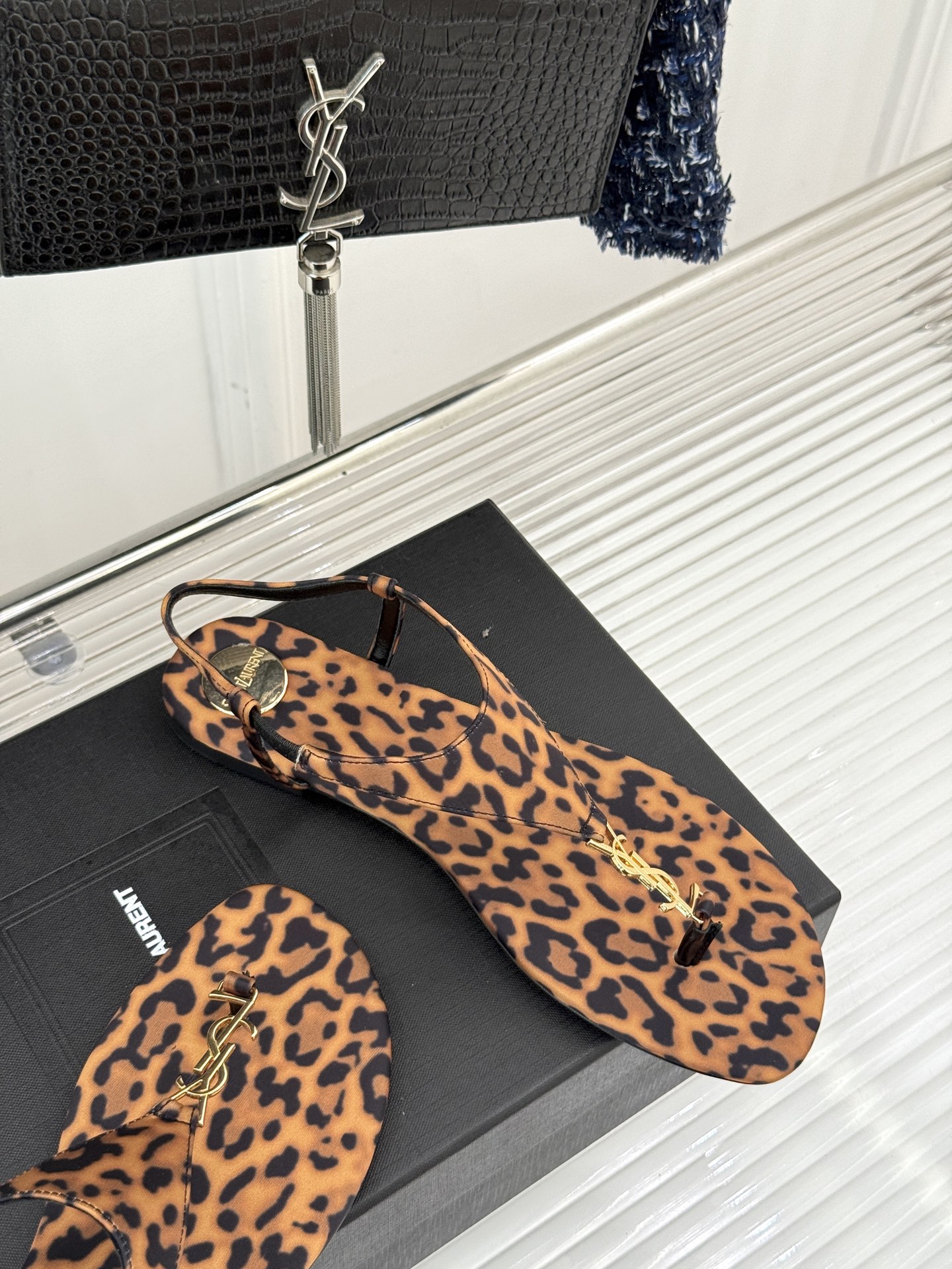 
Saint Laurent/圣罗兰25ss
春夏新品夹脚凉鞋
精致时髦精必备单品
鞋面采用原版定制材质
