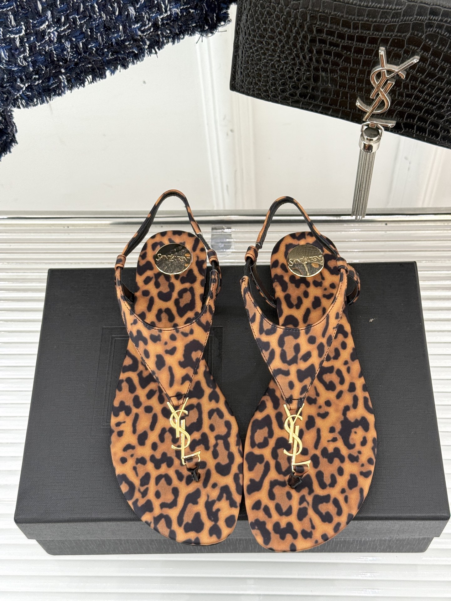 
Saint Laurent/圣罗兰25ss
春夏新品夹脚凉鞋
精致时髦精必备单品
鞋面采用原版定制材质