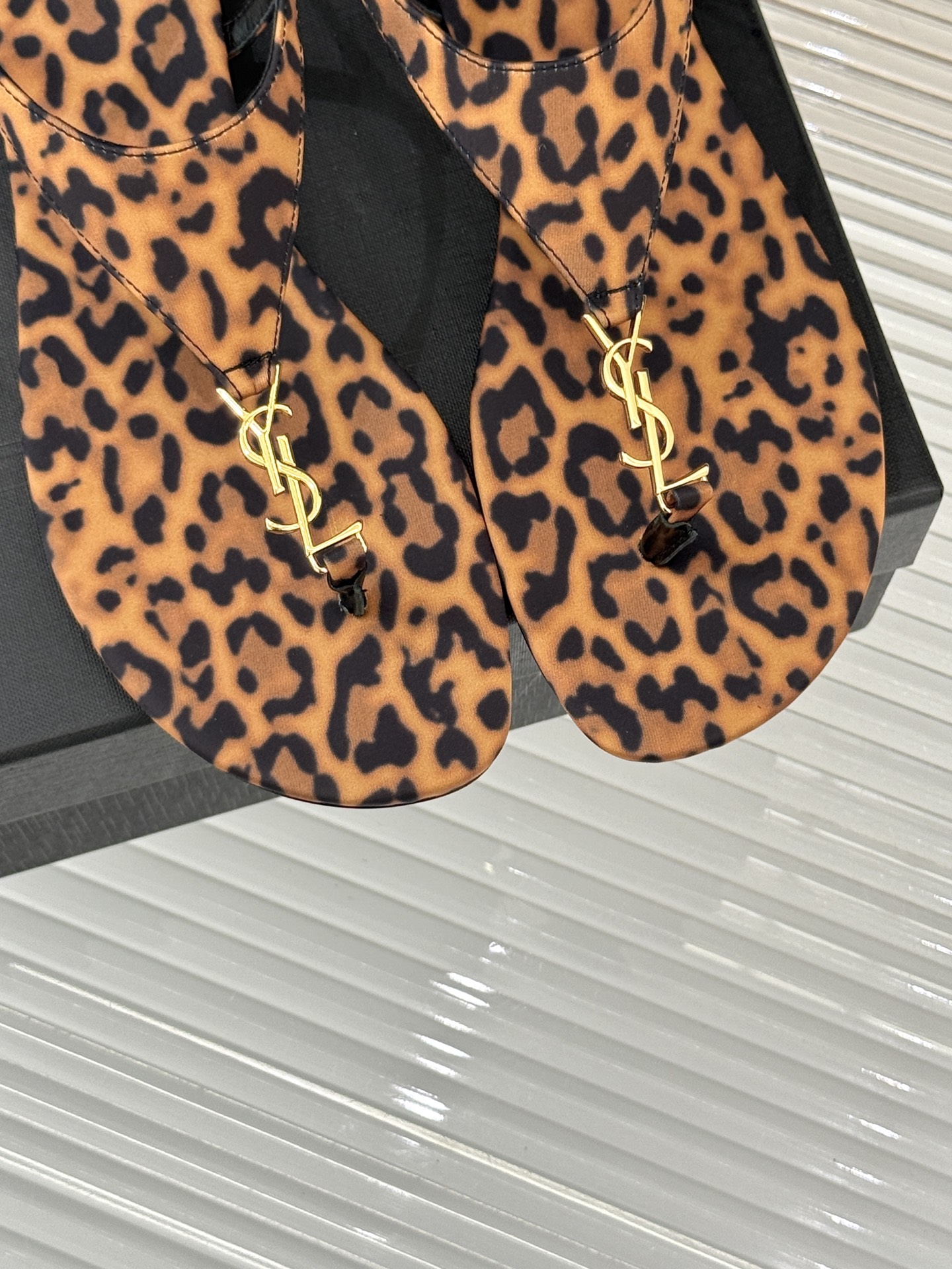 
Saint Laurent/圣罗兰25ss
春夏新品夹脚凉鞋
精致时髦精必备单品
鞋面采用原版定制材质