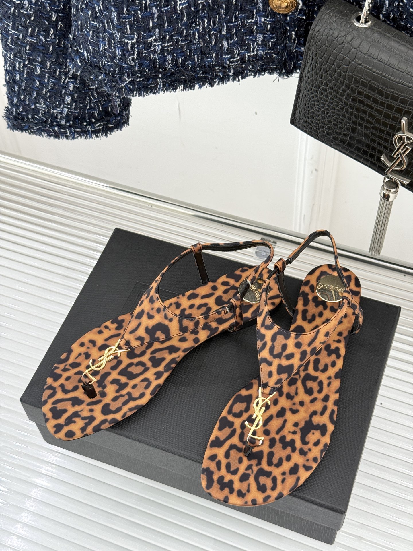
Saint Laurent/圣罗兰25ss
春夏新品夹脚凉鞋
精致时髦精必备单品
鞋面采用原版定制材质