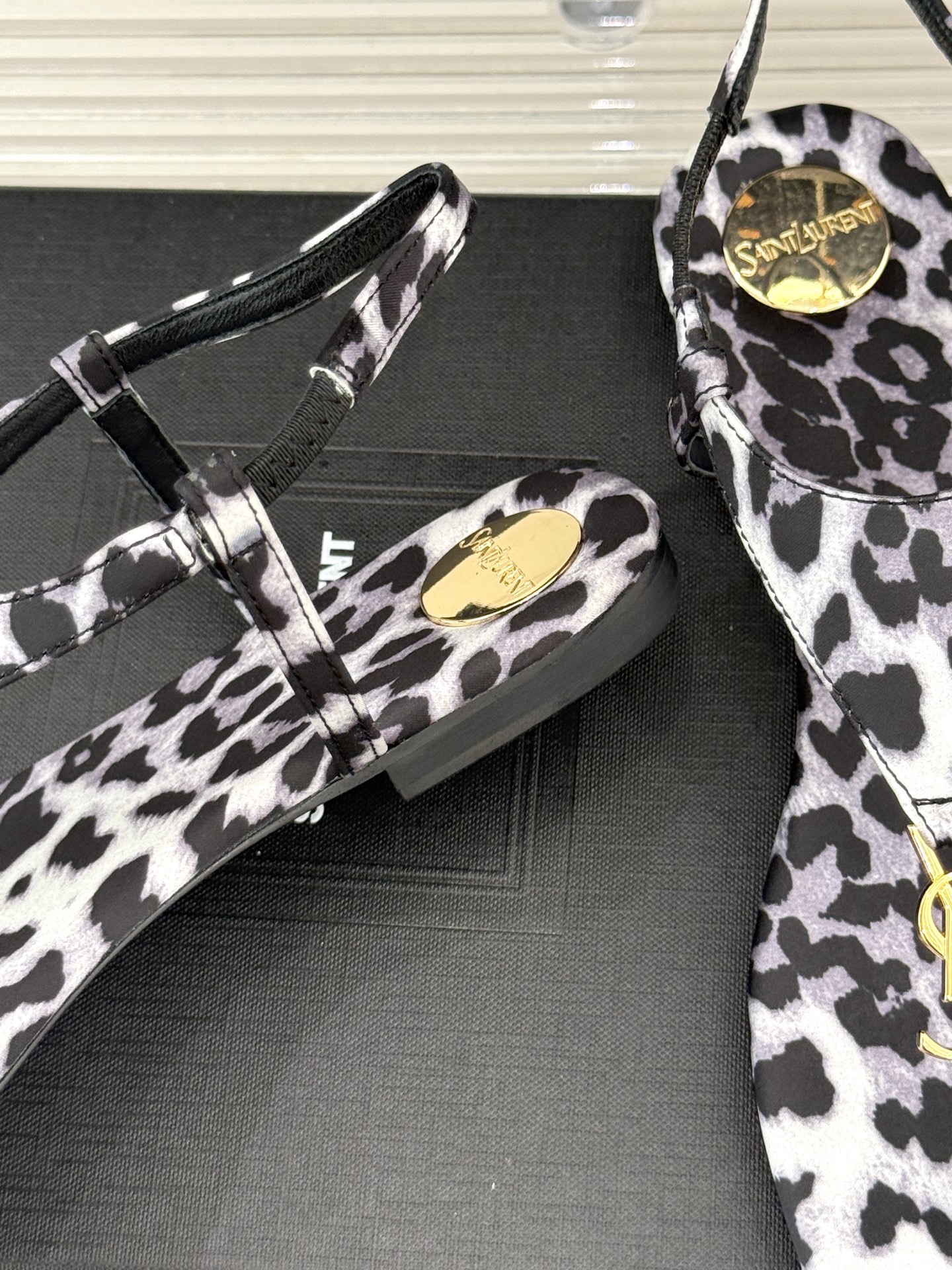 
Saint Laurent/圣罗兰25ss
春夏新品夹脚凉鞋
精致时髦精必备单品
鞋面采用原版定制材质