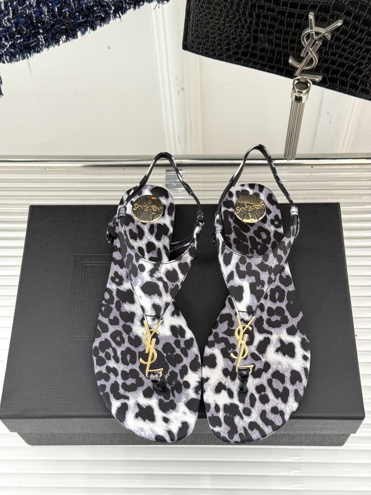 
Saint Laurent/圣罗兰25ss
春夏新品夹脚凉鞋
精致时髦精必备单品
鞋面采用原版定制材质