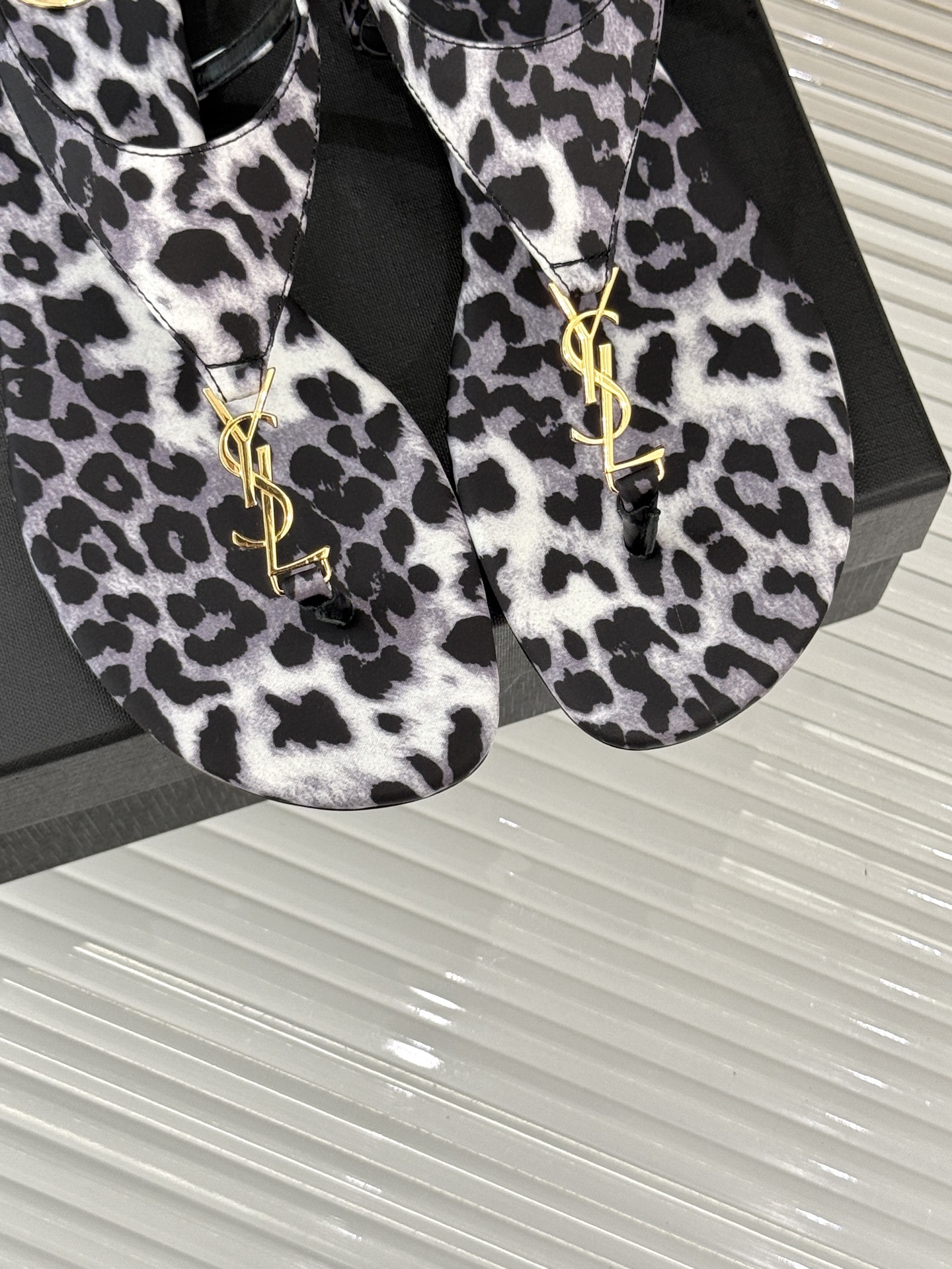 
Saint Laurent/圣罗兰25ss
春夏新品夹脚凉鞋
精致时髦精必备单品
鞋面采用原版定制材质