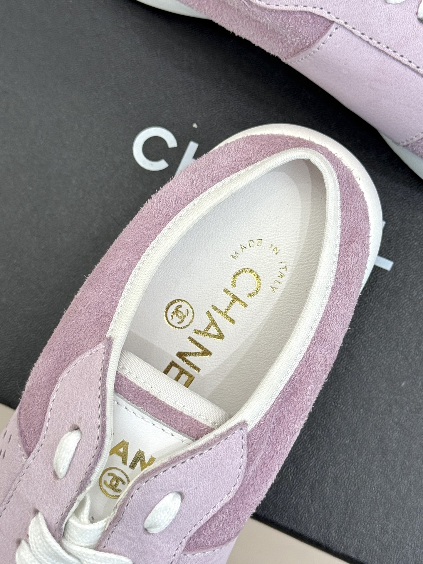 
CHANE*｜小香25c早春新品
踩屎感德训休闲运动鞋
超级推荐这一季的运动鞋
真的绝美啊 实在是太好
