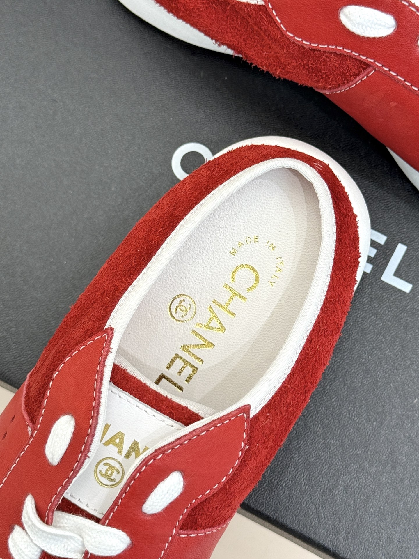 
CHANE*｜小香25c早春新品
踩屎感德训休闲运动鞋
超级推荐这一季的运动鞋
真的绝美啊 实在是太好