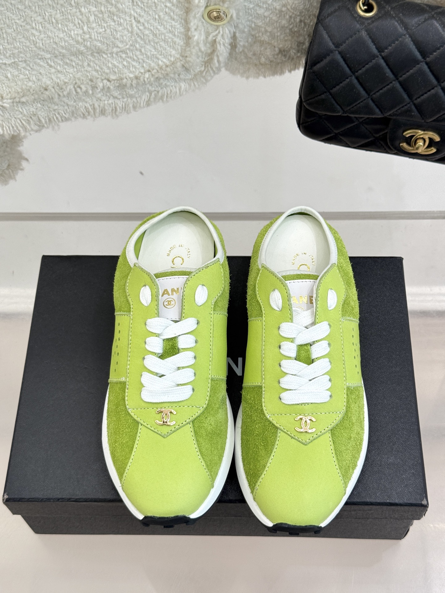 
CHANE*｜小香25c早春新品
踩屎感德训休闲运动鞋
超级推荐这一季的运动鞋
真的绝美啊 实在是太好